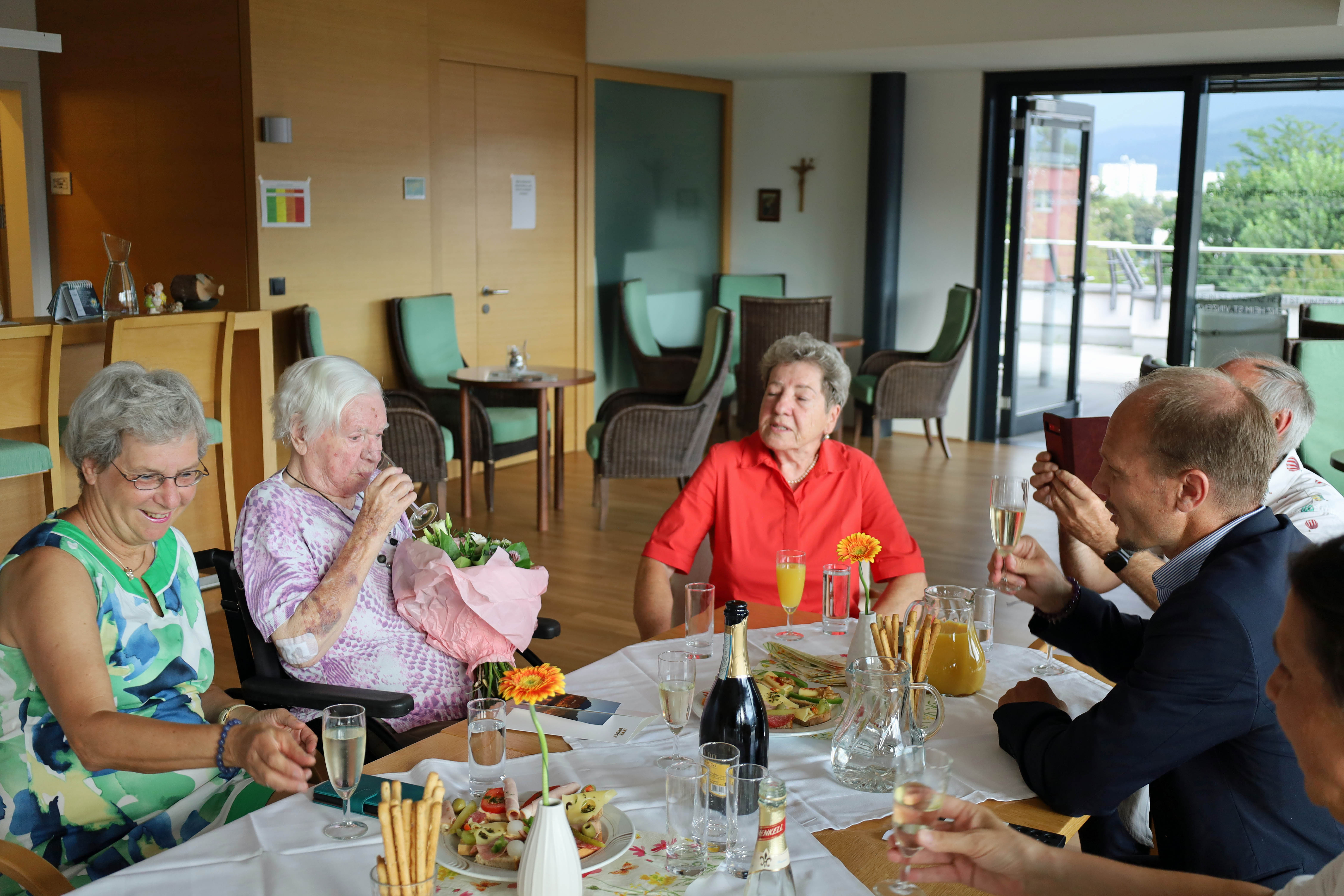 Bürgermeister Johannes Anzengruber überbrachte Frau Herza im Heim St. Vinzenz die besten Glückwünsche und stieß mit ihr zum 103. Geburtstag an.