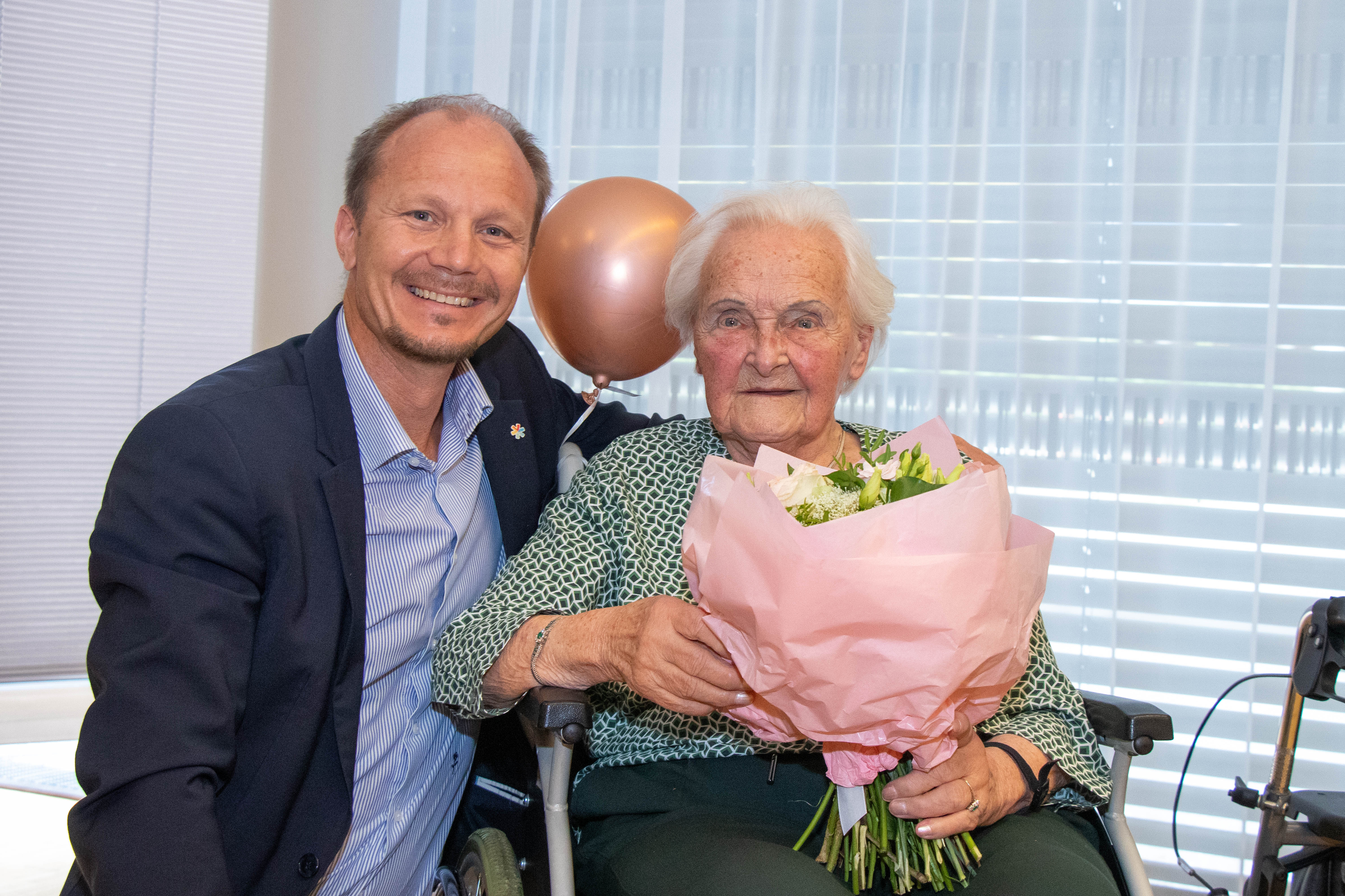 Im Wohnheim Lohbach tauschten sich Innsbrucks Stadtoberhaupt und die rüstige Seniorin über ihr bewegtes Leben aus.