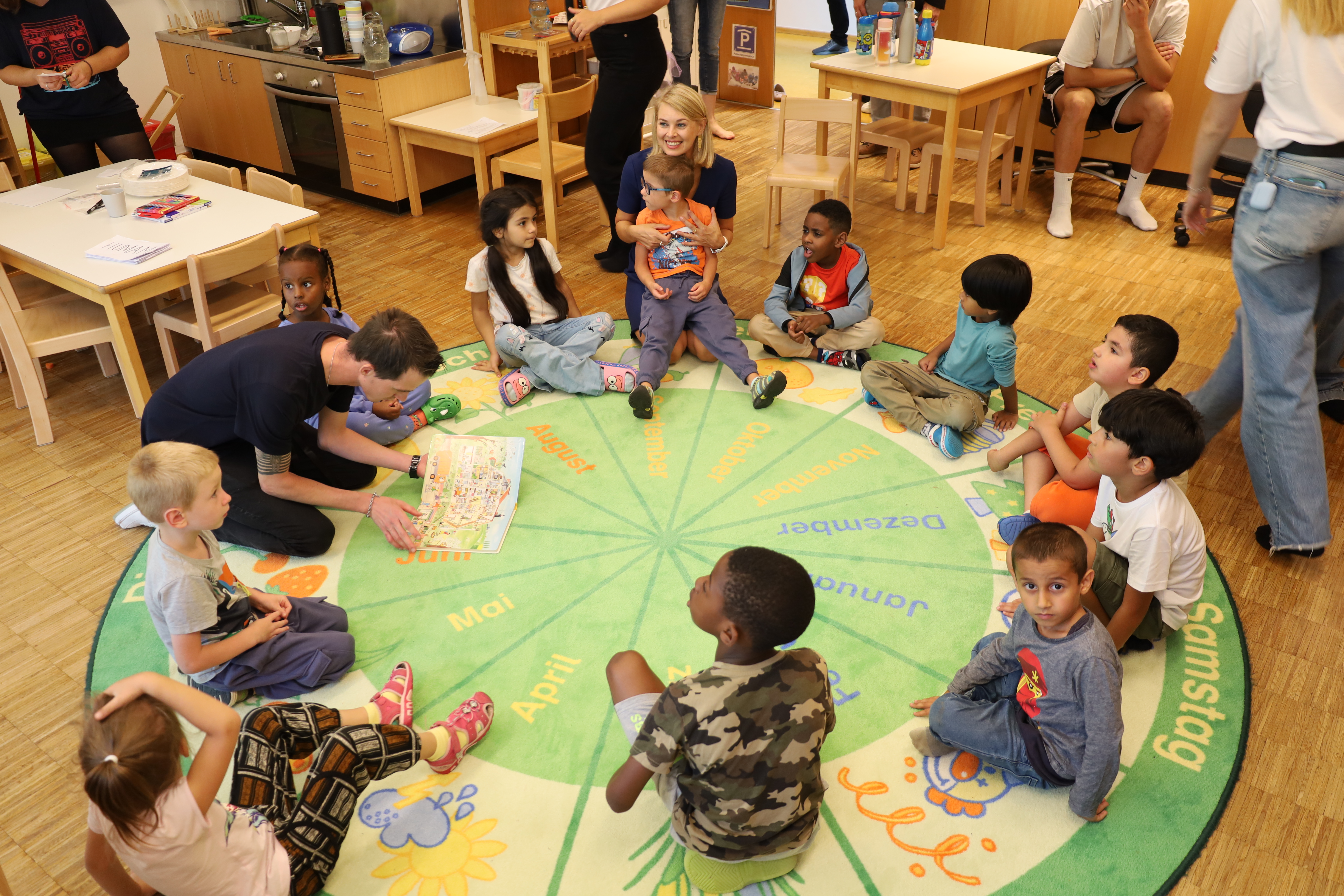 Gemeinsam werden die Sprachkenntnisse spielerisch verbessert.