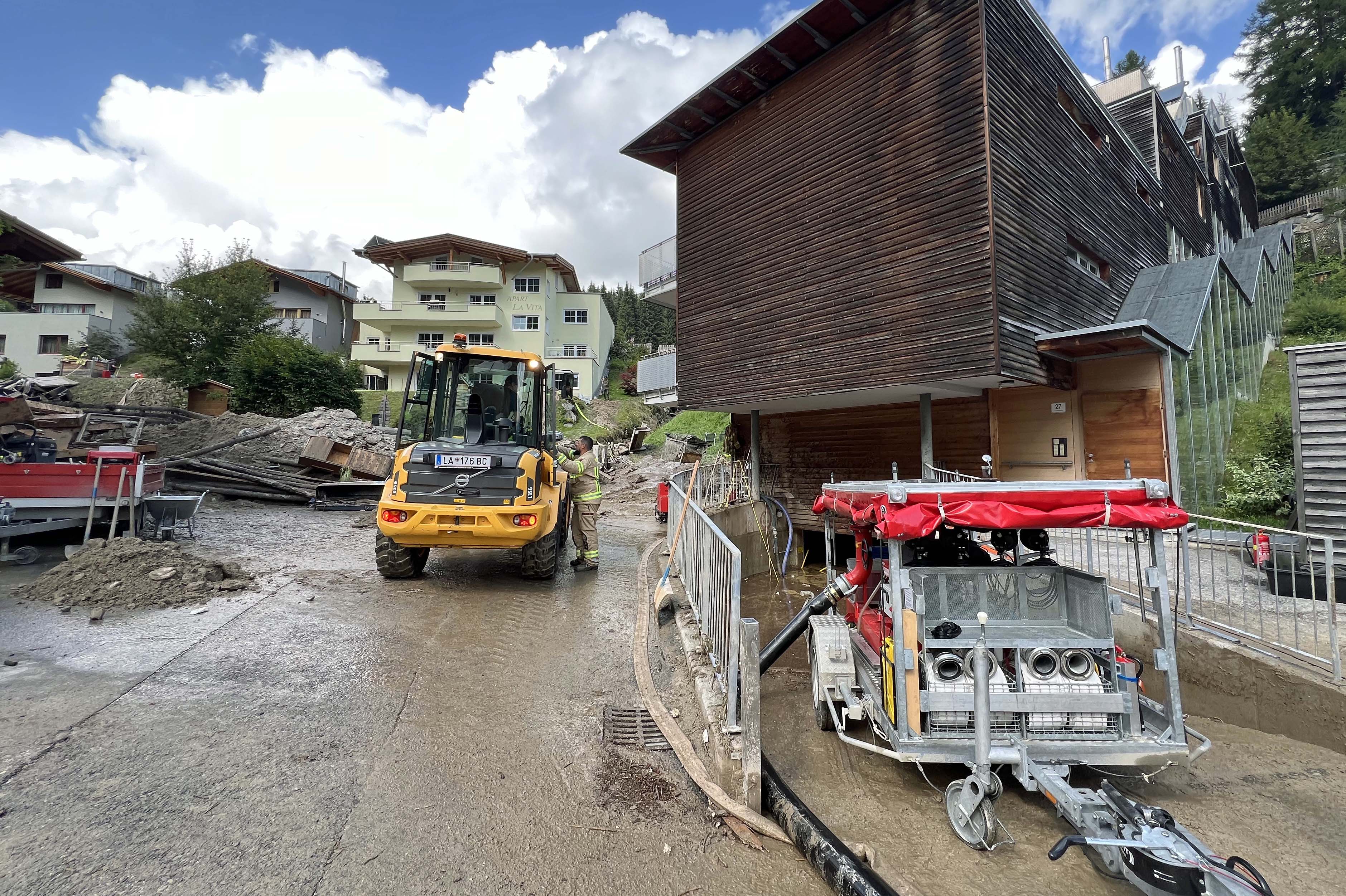 Tiefgaragen und Keller wurden ausgepumpt und geräumt.