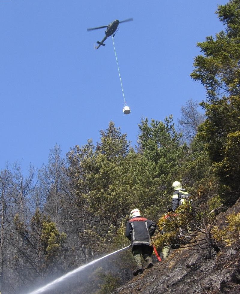 Löschtrupp der FF Hötting im sehr exponierten Gelände beim Waldbrand am Klammeck zu Ostern 2009