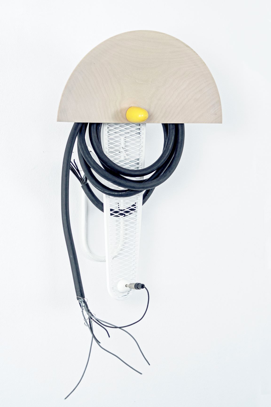 Die Ausstellung widmet sich der Obsession von Kabeln, elektromagnetischen Feldern und wie diese den Körper im Alltag beeinflussen.