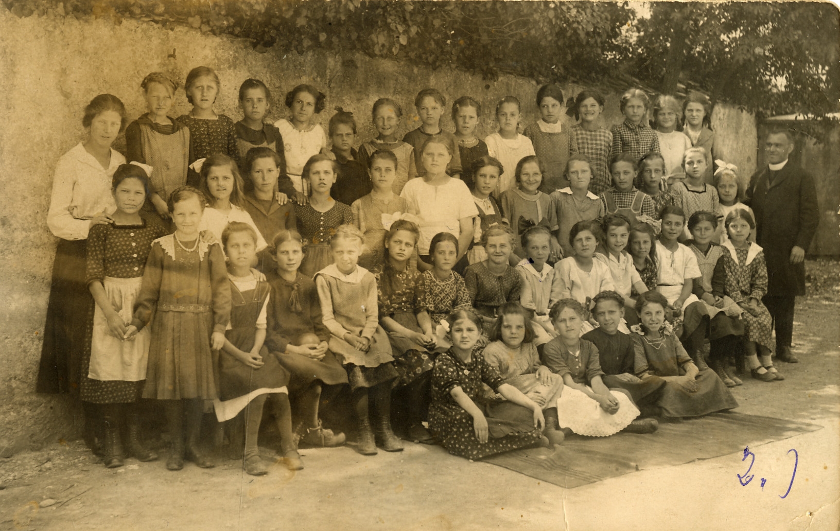 Schülerinnen der 5. Klasse der Volksschule Mariahilf mit Lehrerin Zimmeter.