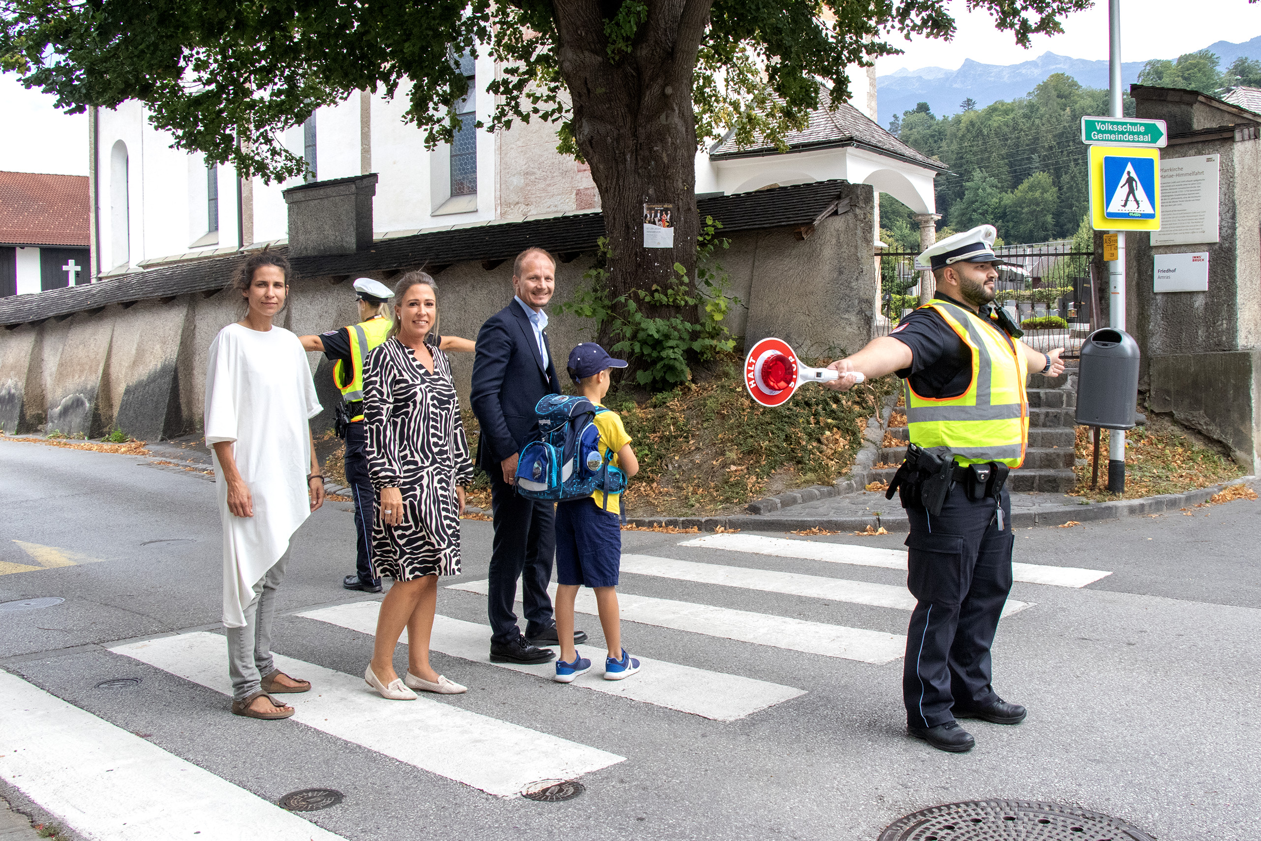 Bürgermeister Johannes Anzengruber sowie die Stadträtinnen Janine Bex (l.) und Mariella Lutz freuen sich über die zahlreichen Verbesserungen rund um die Schulwegsicherheit.