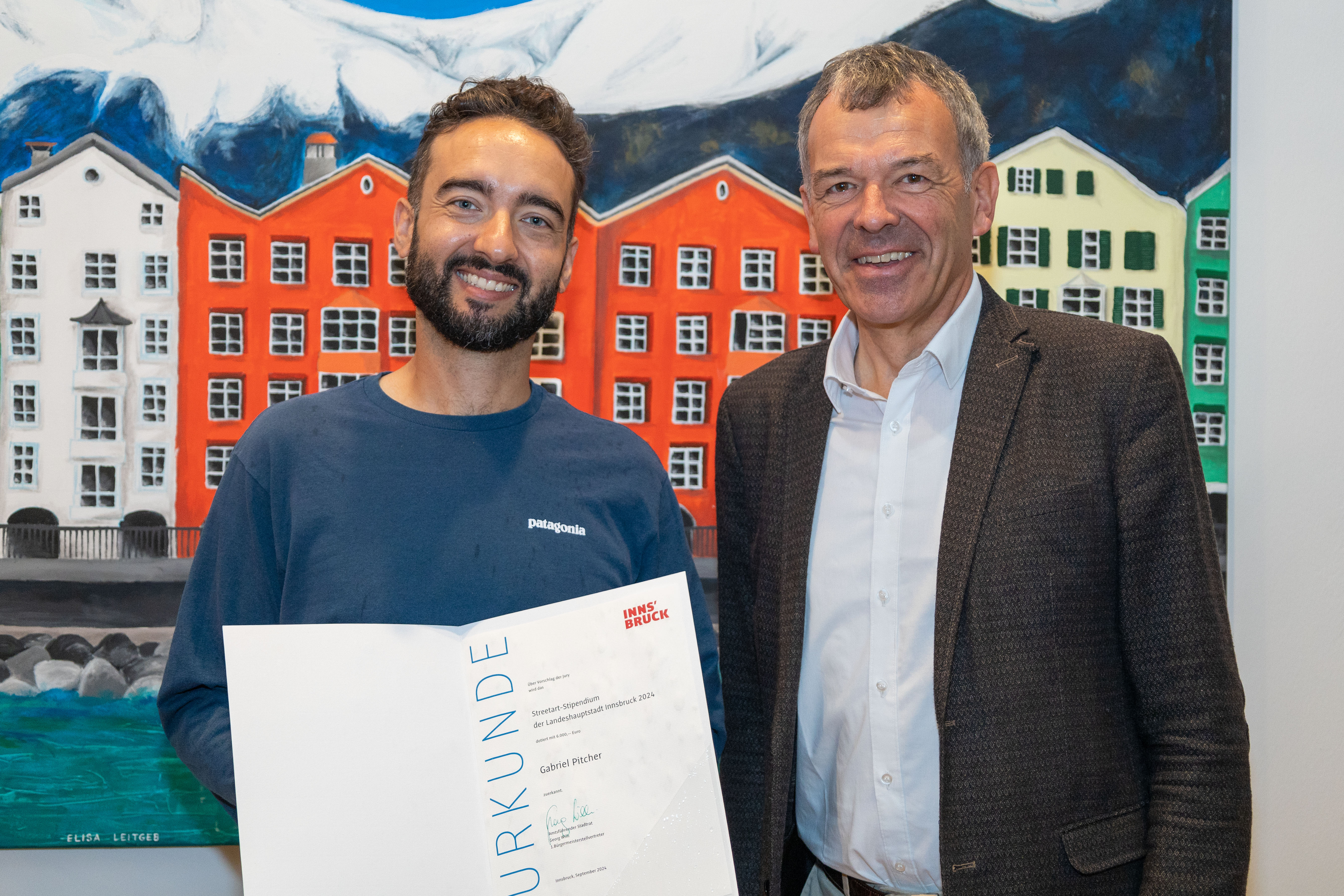 Der britische Künstler Gabriel Pitcher ist der Preisträger des zweiten Street Art-Stipendiums. Vizebürgermeister Georg Willi überreichte ihm die Urkunde am 9. September im Innsbrucker Rathaus.