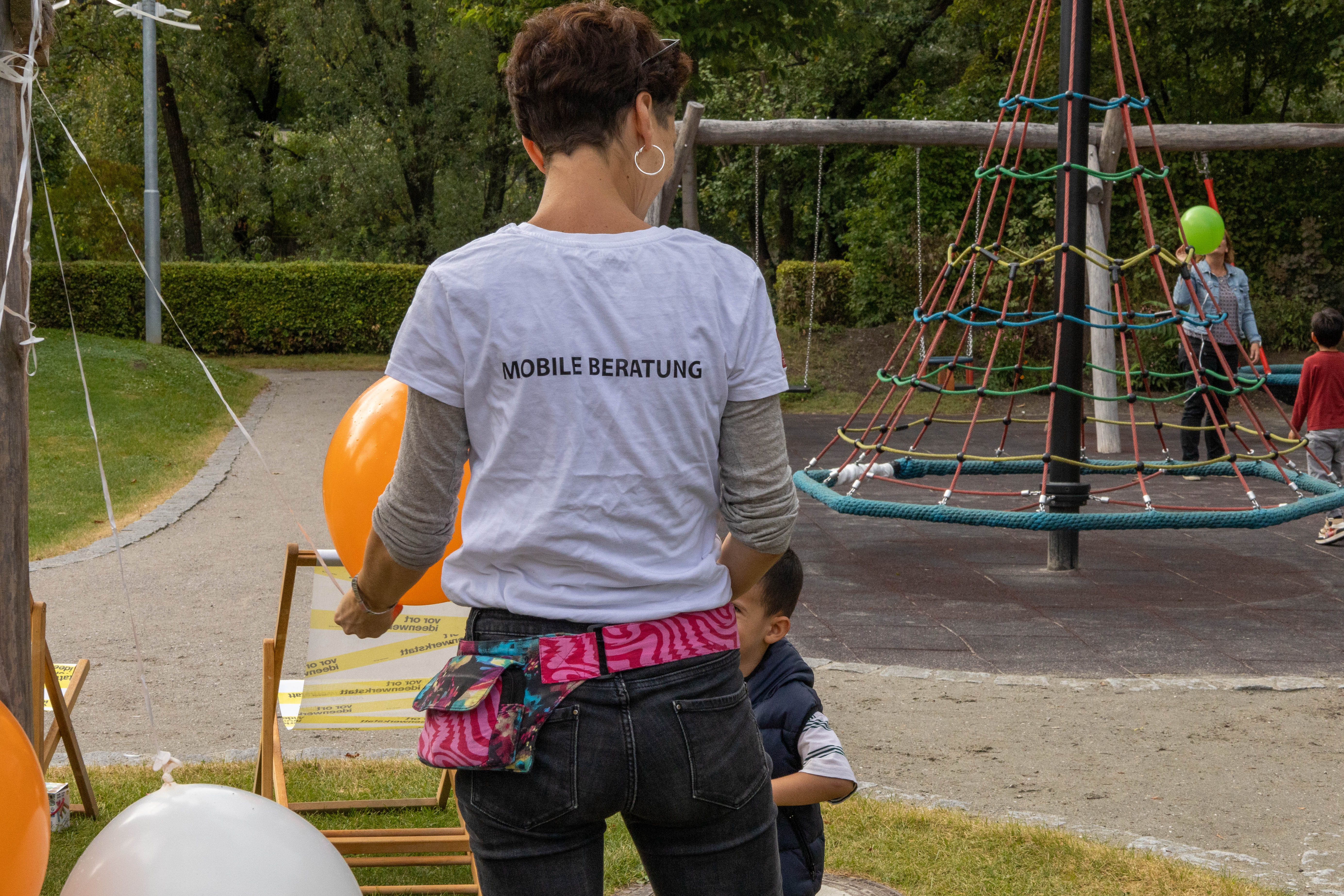 Mit Eltern ins Gespräch zu kommen ist das Ziel der „Mobilen Familienberatung“, die auch heuer wieder auf verschiedenen Spielplätzen in Innsbruck stattfindet. Kürzlich fand der dritte mobile Beratungstermin des Jahres im städtischen Rapoldipark statt. Vor Ort waren auch Integrationsstadträtin Janine Bex (2. v. r.), Referatsleiterin Nicola Köfler (3. v. l., Referat Strategie und Integration), Dagmar Fink (3. v. r.) und Kathrin Mauracher (r.) von der Elternberatung des Landes Tirol, Christine Gutweniger (l., Frauen aus allen Ländern) sowie Iris Tiemann (2. v.l., Gesund ins Leben). Das Angebot ist ein Projekt der Stadt Innsbruck (Stadtplanung, Mobilität und Integration) und des Teilhabe-Netzwerks FiFi (Familien im Fokus Innsbruck). Es sollen vor allem Familien erreicht werden, die meist nur wenig bis keinen Zugang zu den vorhandenen Beratungsangeboten haben. 

2024 werden folgende Einrichtungen im Rahmen der Mobilen Beratung auf den Innsbrucker Spielplätzen sein und mit allen interessierten Familien ins Gespräch kommen: Eltern Kind Zentrum, Elternberatung Land Tirol, Gesund ins Leben, Frauen aus allen Ländern, Lilawohnt und inbus. Die Kinder dürfen sich auf den Spielebus freuen. Zum Netzwerk FiFi gehören insgesamt 15 Einrichtungen, Institutionen, Vereine und Projekte, die in der Familienarbeit, Beratung, Begleitung und Unterstützung mit Familien in Innsbruck und Tirol arbeiten. Ziel von FiFi ist es, ausgrenzungsgefährdeten bzw. ökonomisch weniger privilegierten Familien in Innsbruck Teilhabe zu ermöglichen.