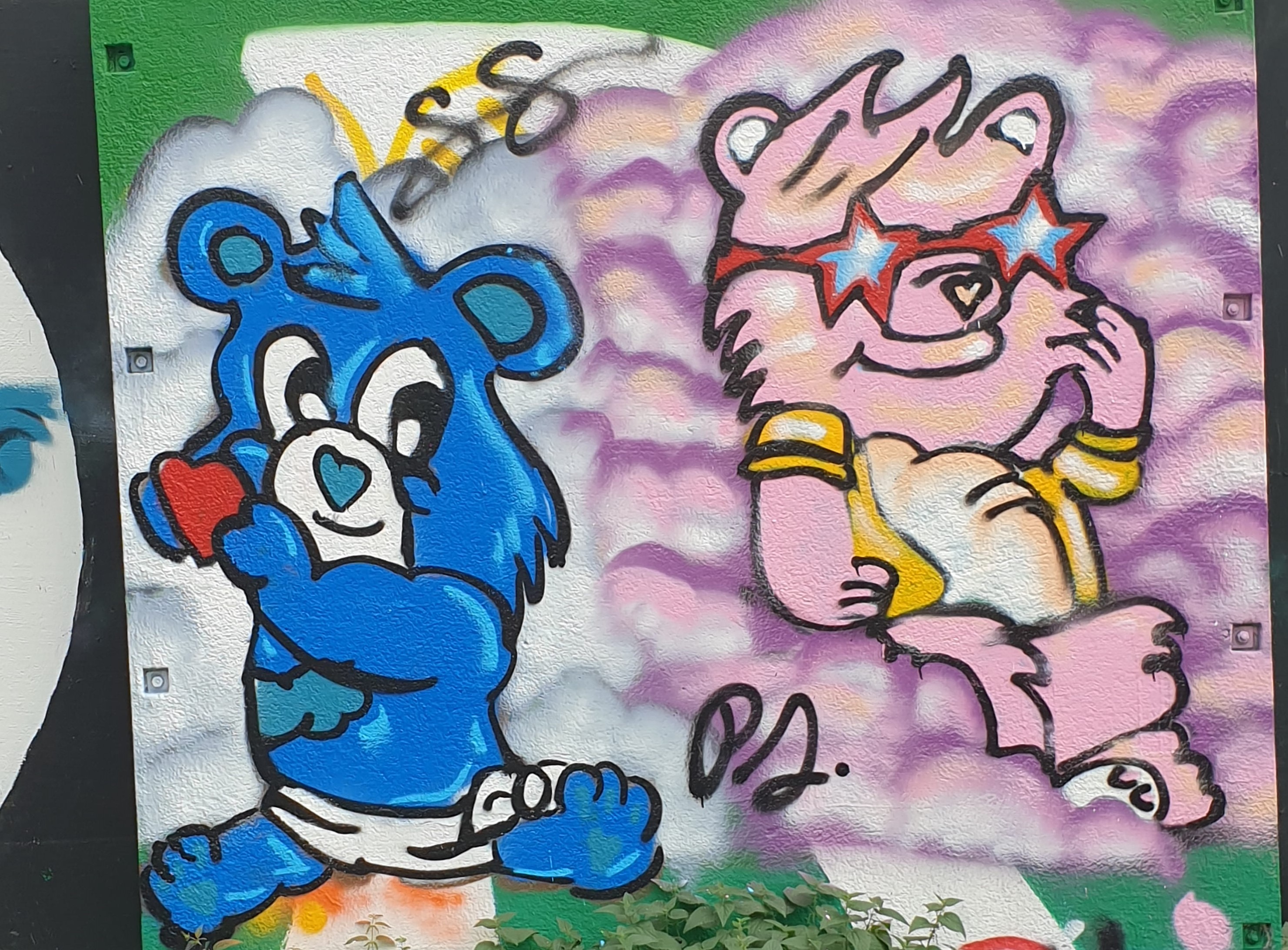 Bei einem Workshop mit dem Künstler am 9. September konnten Jugendliche die Mauer beim Tivoli künstlerisch mitgestalten.