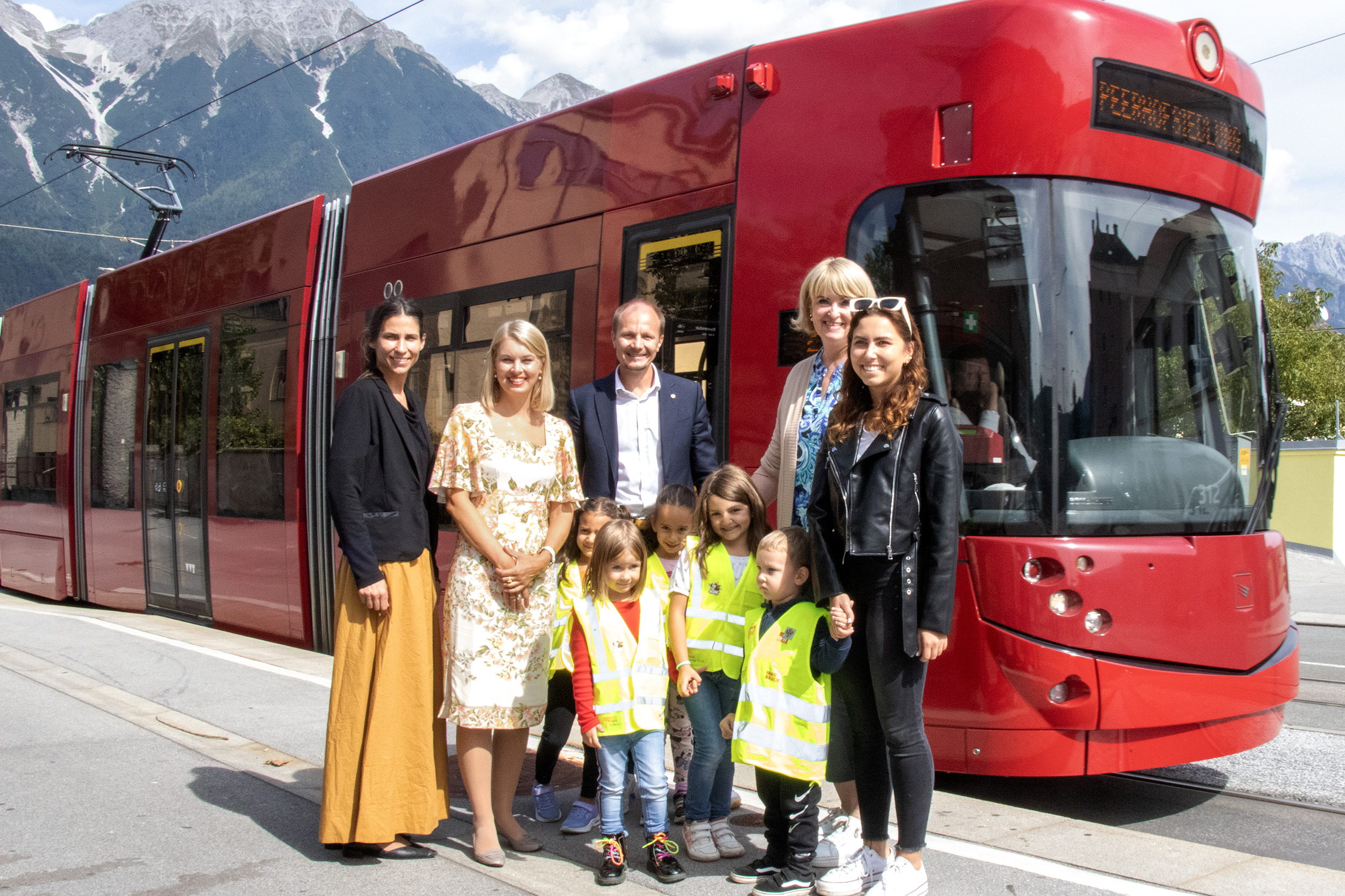 v.l.n.r.: Mobilitäts-Stadträtin Janine Bex, Vizebürgermeisterin Elisabeth Mayr, Bürgermeister Johannes Anzengruber und die KG-Leitung Elisabeth Siller begleiteten zusammen mit der gruppenleitenden Pädagogin Jasmin Berger die Gruppe des Kindergartens Pradl heute zu ihrem ersten „Gratis-Ausflug“ mit der Tram.