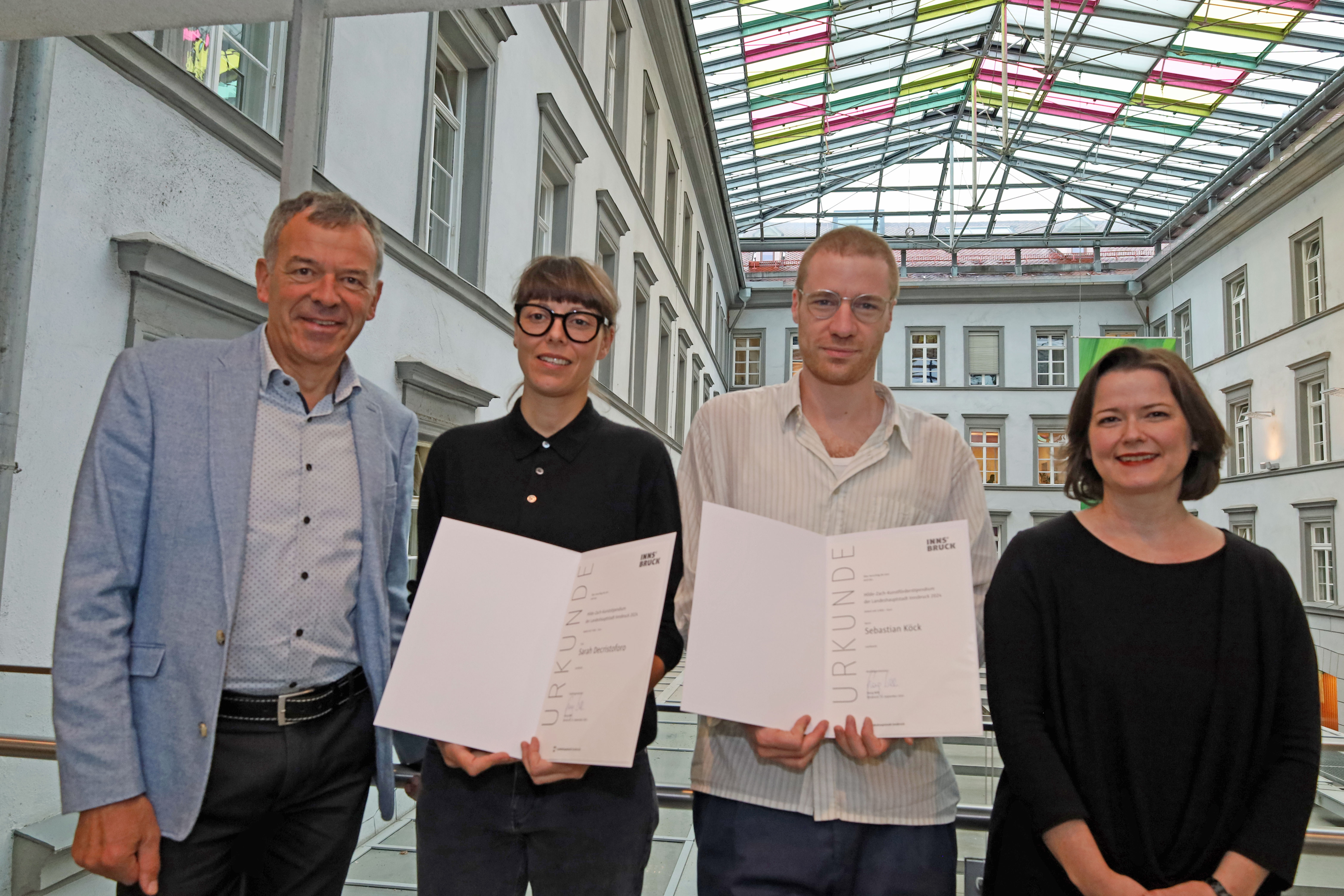 Vizebürgermeister Georg Willi und Natalie Pedevilla (Referat Bildende Kunst und Kulturprojekte, re.) gratulierten Sarah Decristoforo und Sebastian Köck zu den Hilde-Zach-Kunststipendien 2024.