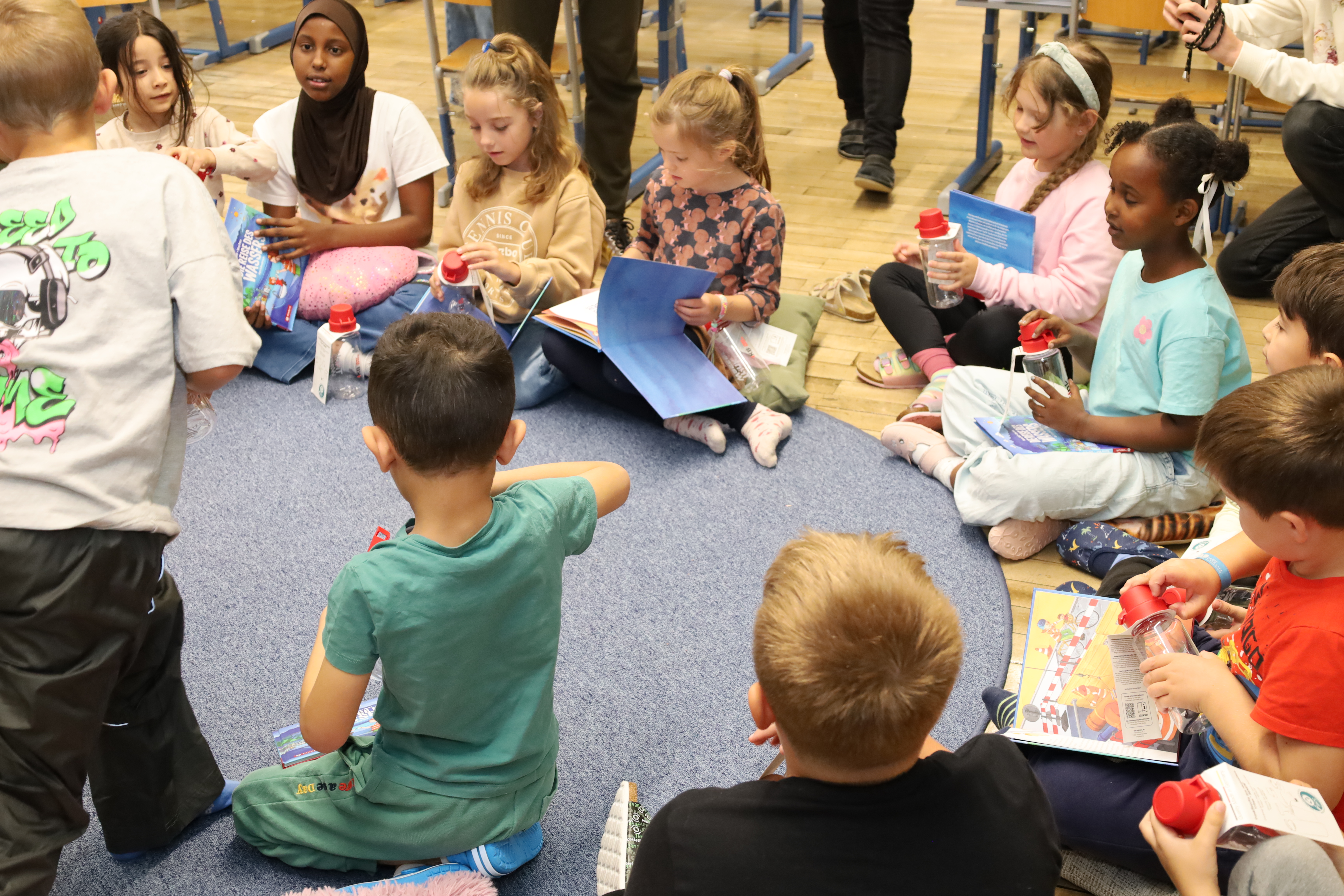 Auch das Buch "Die Reise des Wassers durch Innsbruck" wurde an die Kinder verteilt.