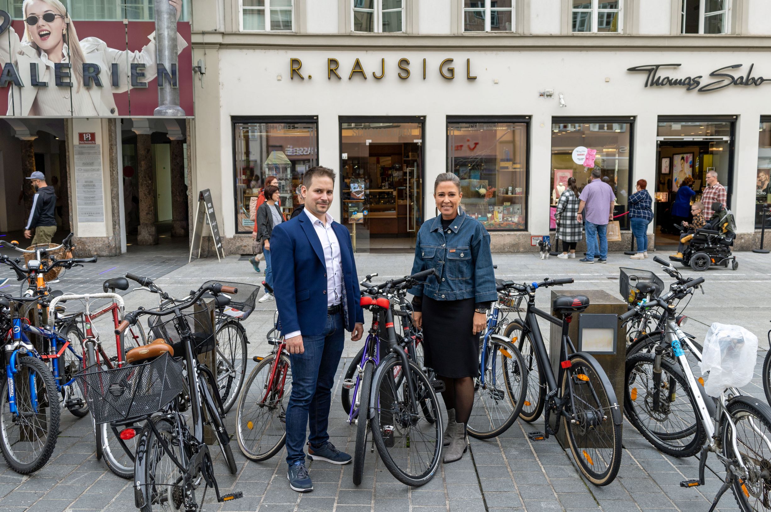 Stadträtin Mariella Lutz (r.) und Amtsvorstand Johannes Wetzinger (l.) sagen kaputten Fahrrädern im öffentlichen Raum den Kampf an.