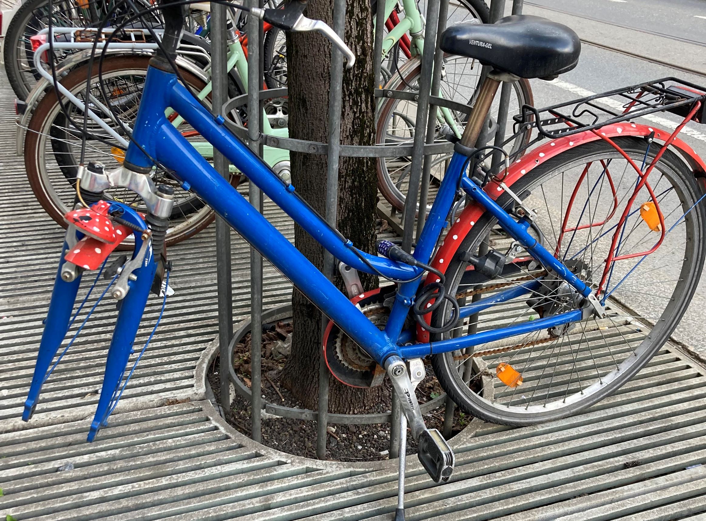 Laufend entfernt der Straßenbetrieb nun Radleichen von öffentlichen Stellplätzen, funktionstüchtige Fahrräder sind nicht betroffen.