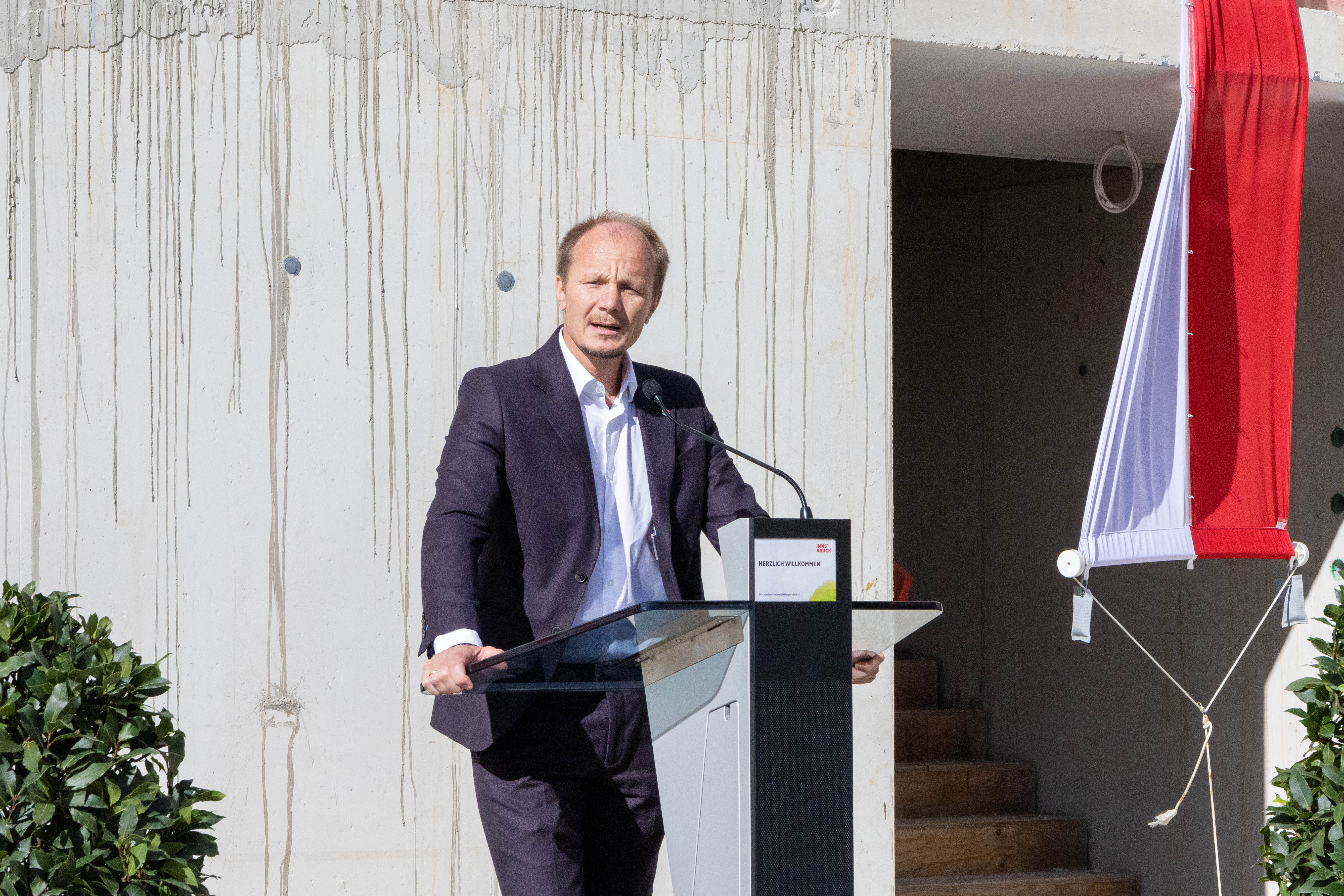 Bürgermeister Johannes Anzengruber bedankte sich auch bei den bausausführenden Unternehmen für die rasche Umsetzung des Wohnprojekts.