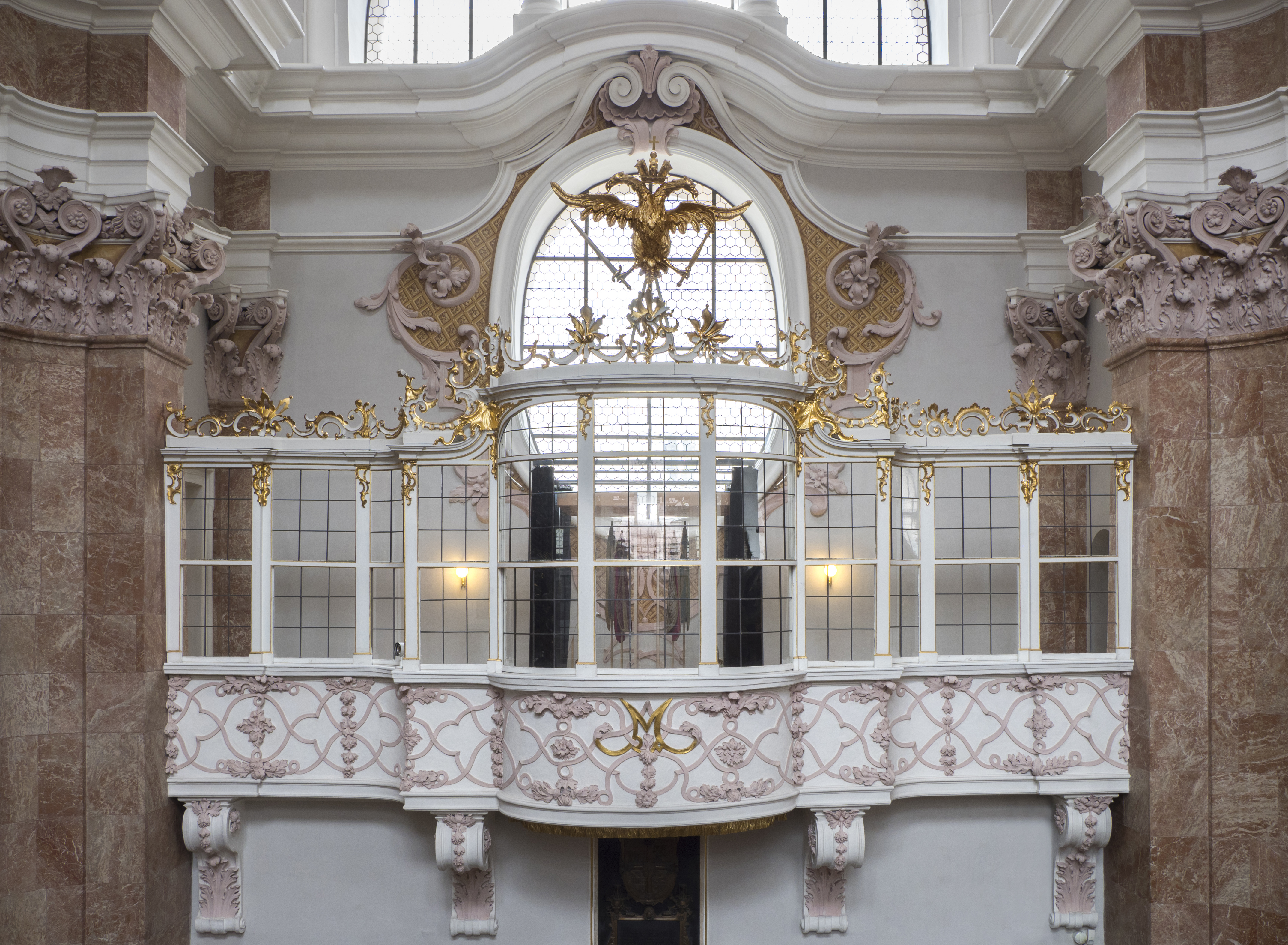 Der Doppeladler über dem Hoforatorium in St. Jakob steht symbolisch für die einst enge Verbindung zwischen Thron und Altar.