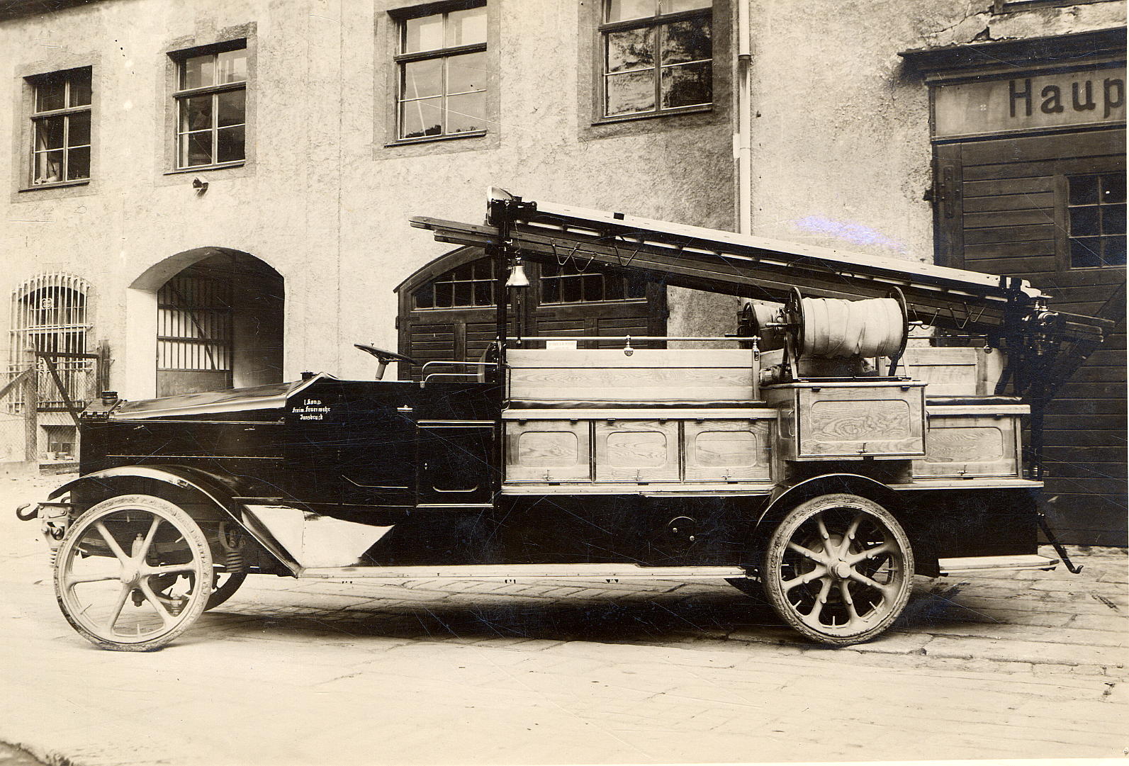 Feuerwehr Löschfahrzeug um 1925