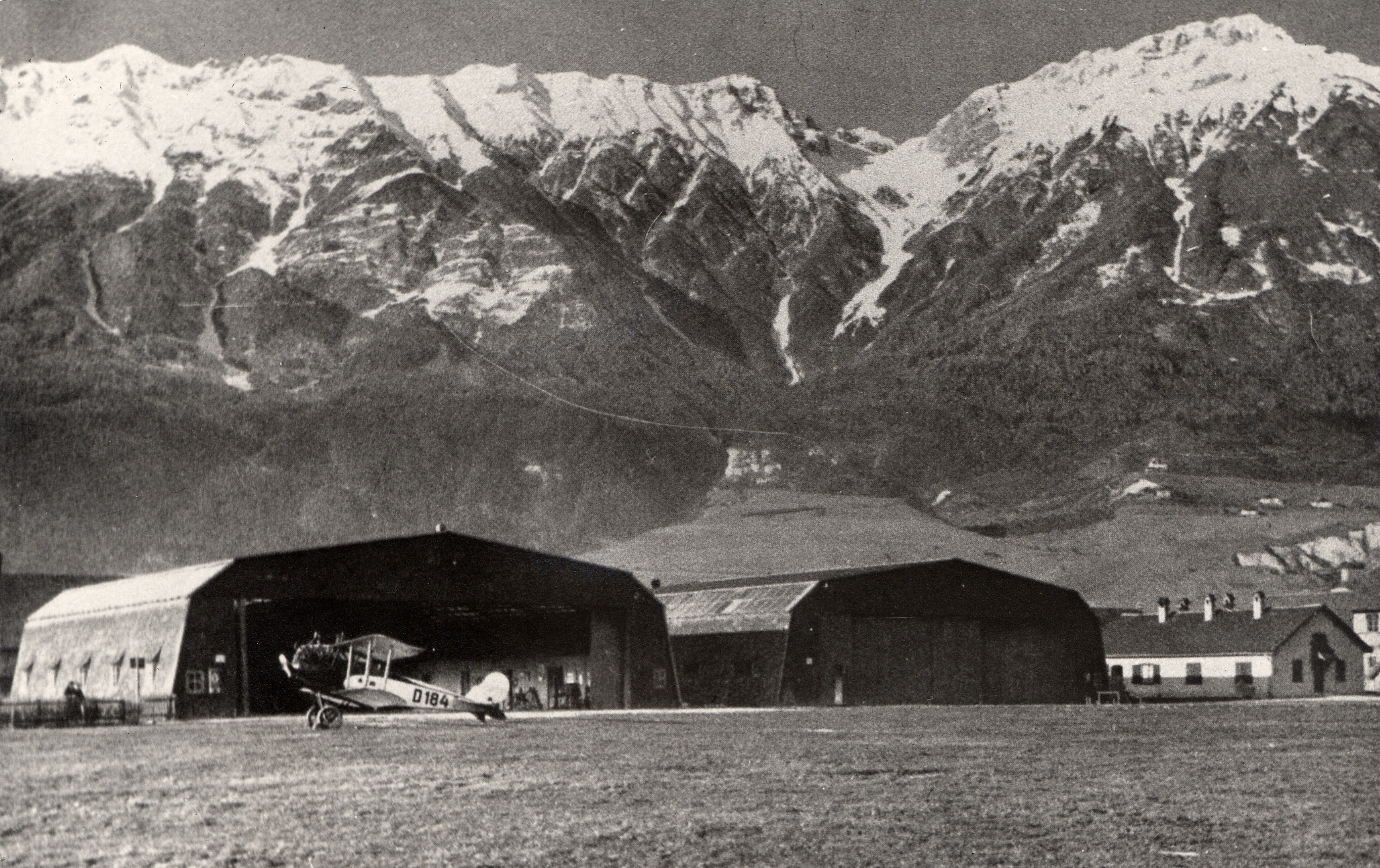 Flughafenhangar um 1925-1930