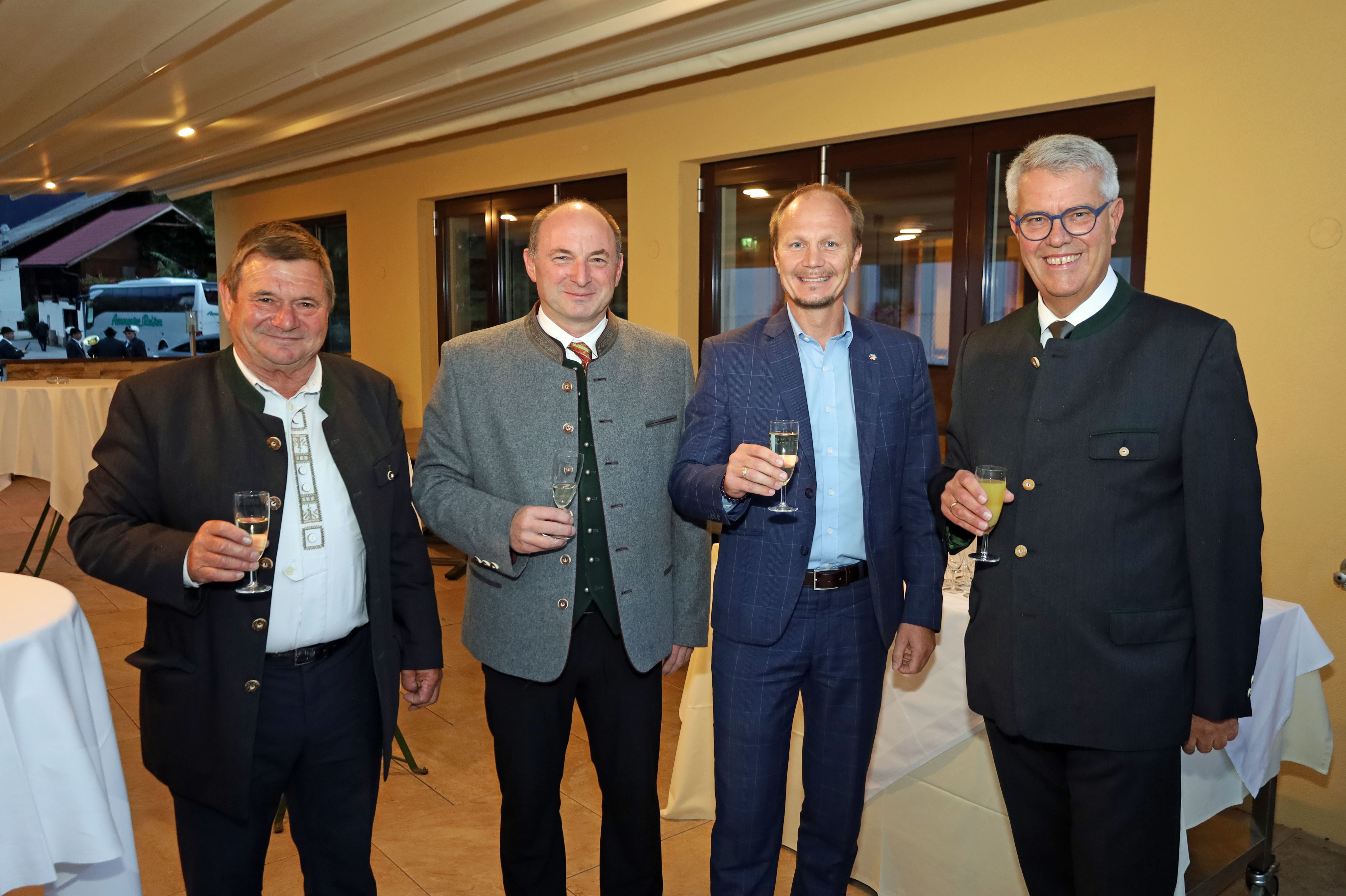 (v.l.n.r.) Bürgermeister Konrad Messner (Feldthurns), 1. Bürgermeister Georg Scheitz (Andechs) und Innsbrucks Bürgermeister Johannes Anzengruber gratulierten der Arbeitsgemeinschaft Amras um Obmann Ferdinand Neu zum 60. Gründungsjubiläum.