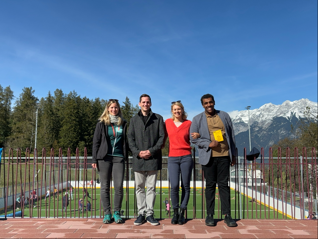 Ein großes Danke an alle Pflegeeltern (v.l.): Referatsleiterin Johanna Moriggl (Referat Pflegekinder, Adoption und unbegleitete minderjährige Flüchtlinge), Amtsleiter Raphael Hölbling, Vizebürgermeisterin Elisabeth Mayr und stellvertretend für alle Pflegekinder Tegegne Schölzhorn.