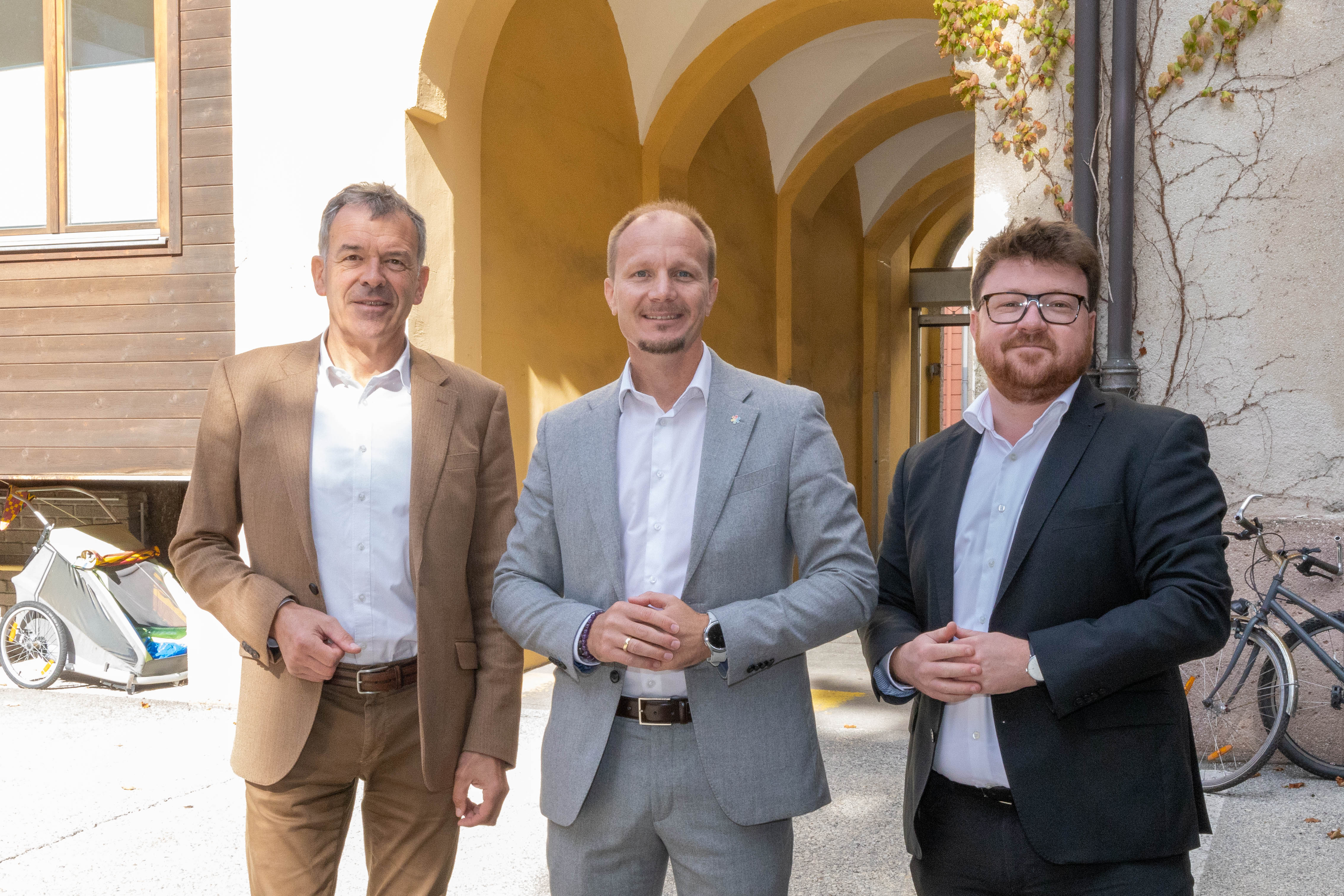 Bürgermeister Johannes Anzengruber präsentierte gemeinsam mit Vizebürgermeister Georg Willi (l.) und dem Vorsitzenden des Wohnungsausschusses, Benjamin Plach (r.), die neue Vergaberichtlinie für Stadtwohnungen, die ab 1. Juni 2025 in Kraft tritt.