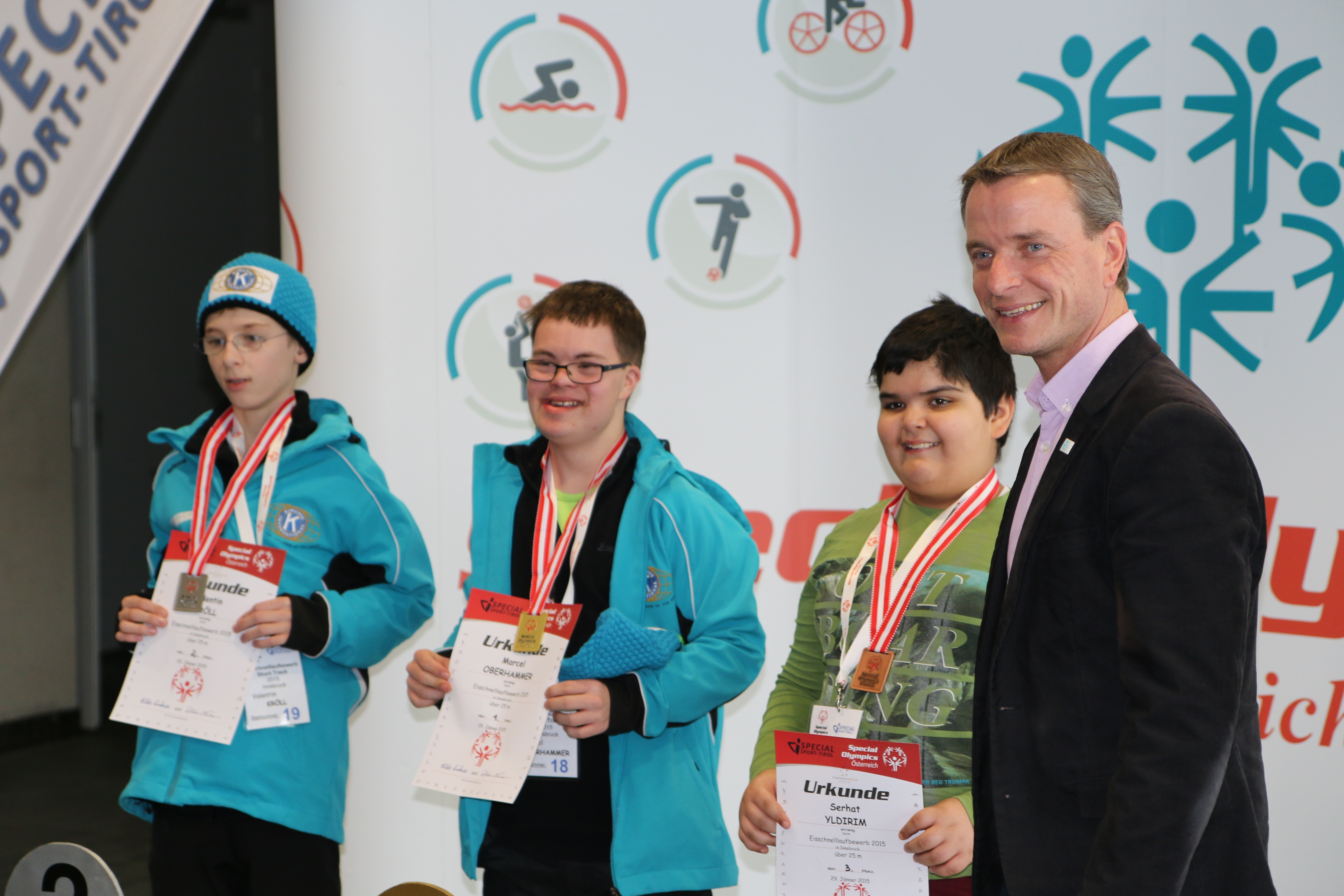 Beim Short Track Wettkampf, der von Special Sport Tirol ausgerichtet wurde, legten sich die TeilnehmerInnen mächtig ins Zeug. Vizebürgermeister Christoph Kaufmann gratulierte den glücklichen MedaillengewinnerInnen ganz herzlich.