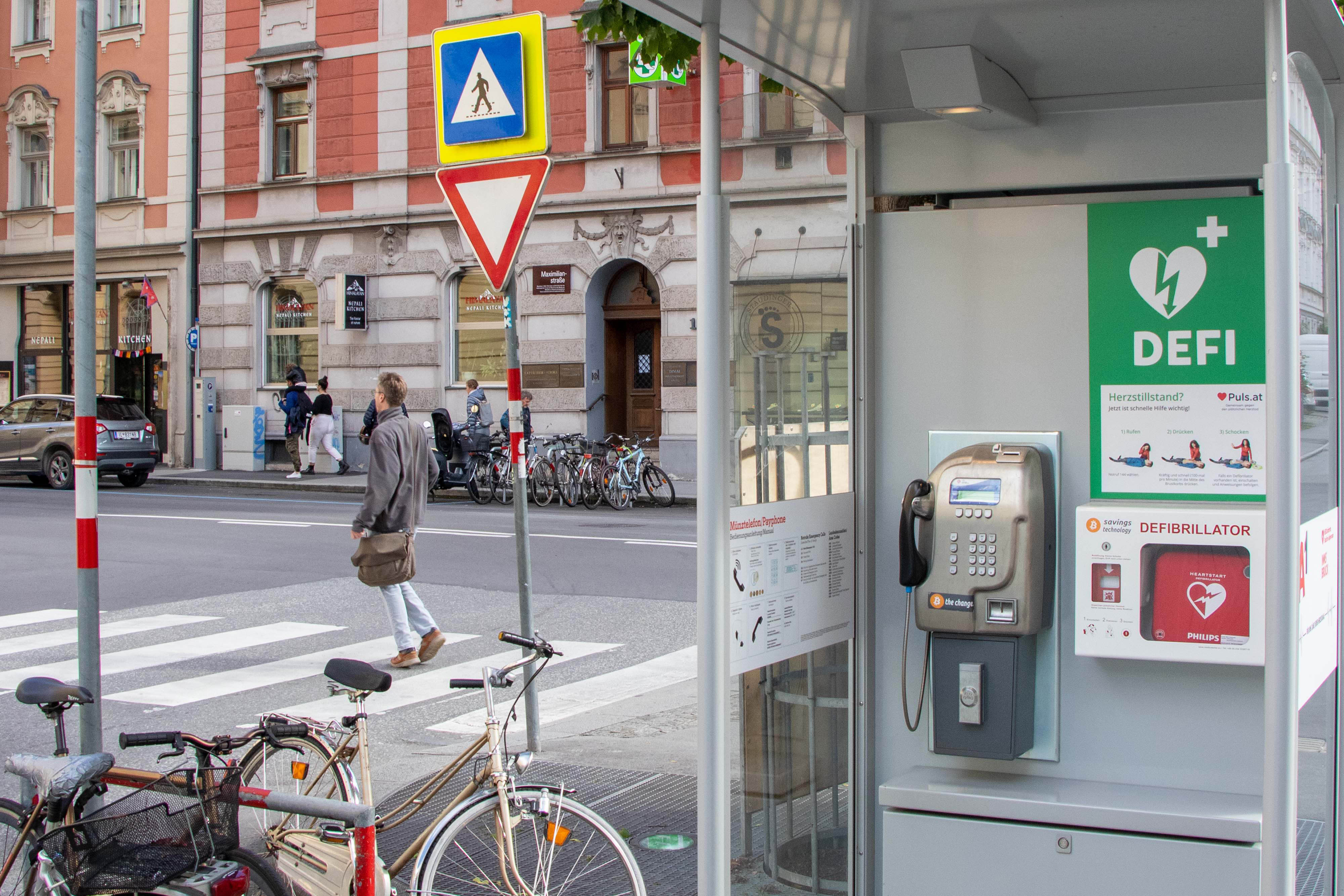 Die Pflege und Erweiterung des Defi-Netzes in Innsbruck erfolgt kontinuierlich. Aktuell stehen in der Stadt rund 200 Defibrillatoren bereit, die im Notfall Leben retten können.