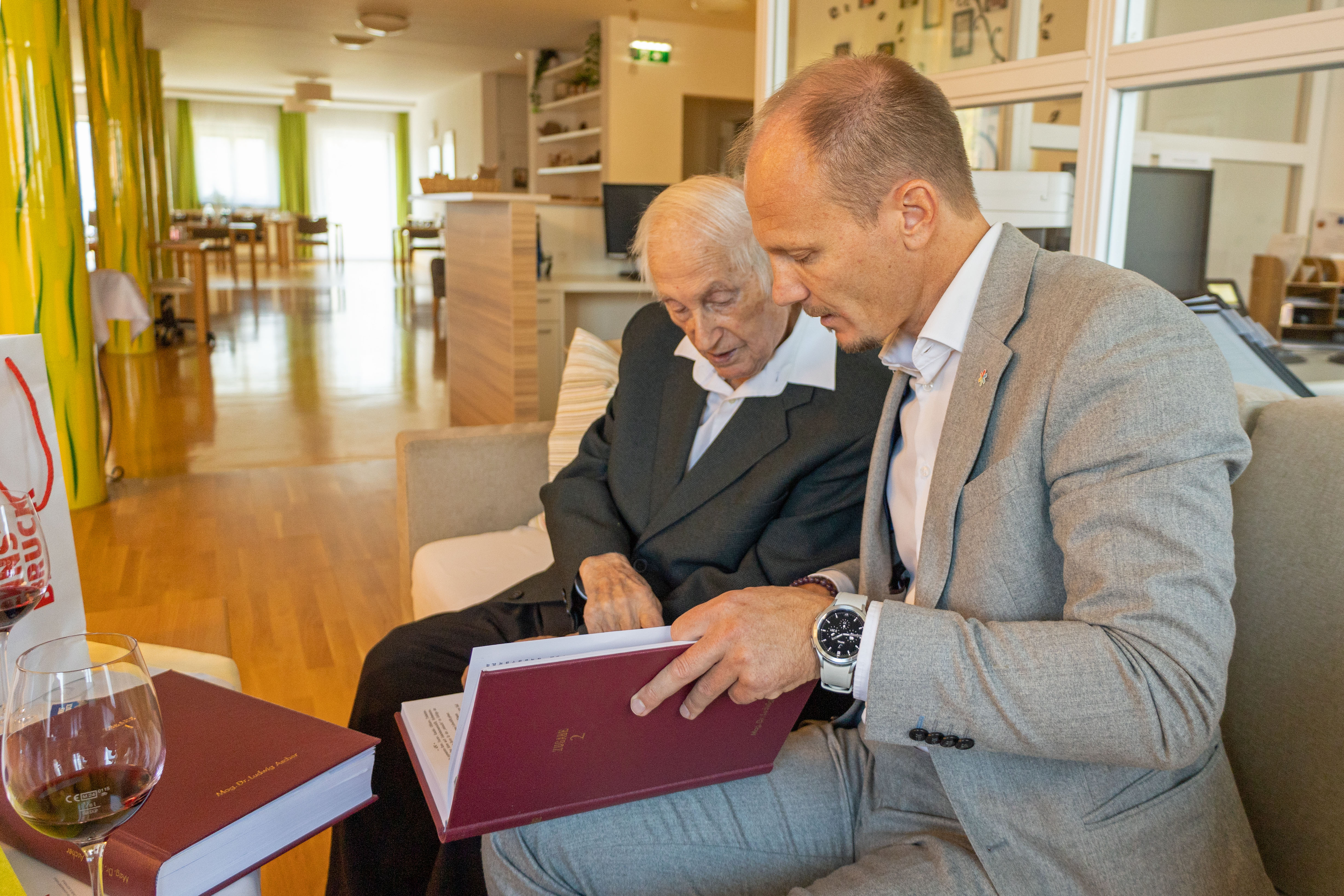 Eine mehrere Hundert Seiten und zwei Bände umfassende Chronik der Gemeinde Brixlegg stammt aus der Feder von Ludwig Ascher (l.), in der er gemeinsam mit Bürgermeister Johannes Anzengruber (r.) beim Besuch schmökerte.
