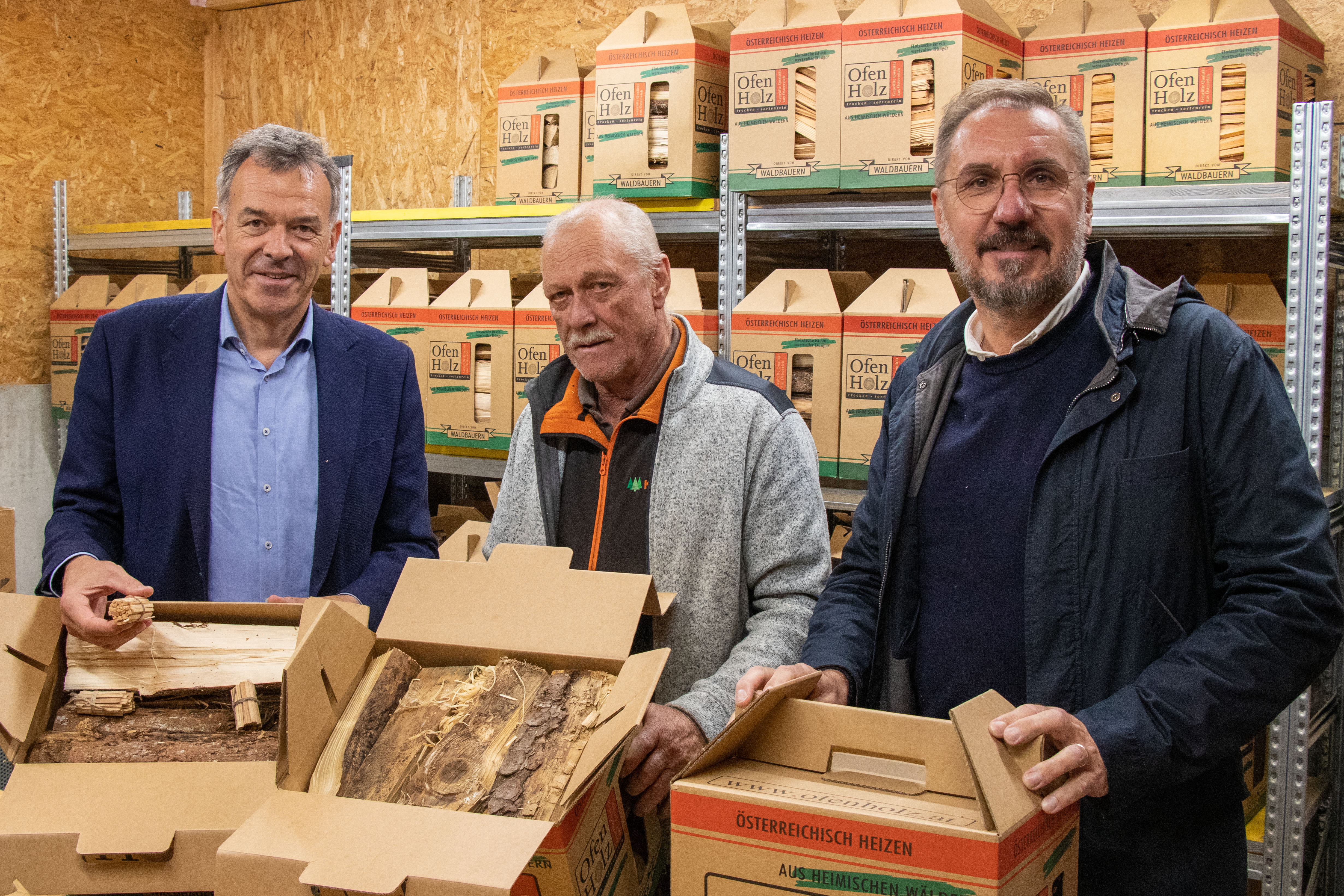 Vizebürgermeister Georg Willi mit Johann Müller von Tiroler-Ofenholz und Jens-Uwe Müller vom Innsbrucker Hilfswerk