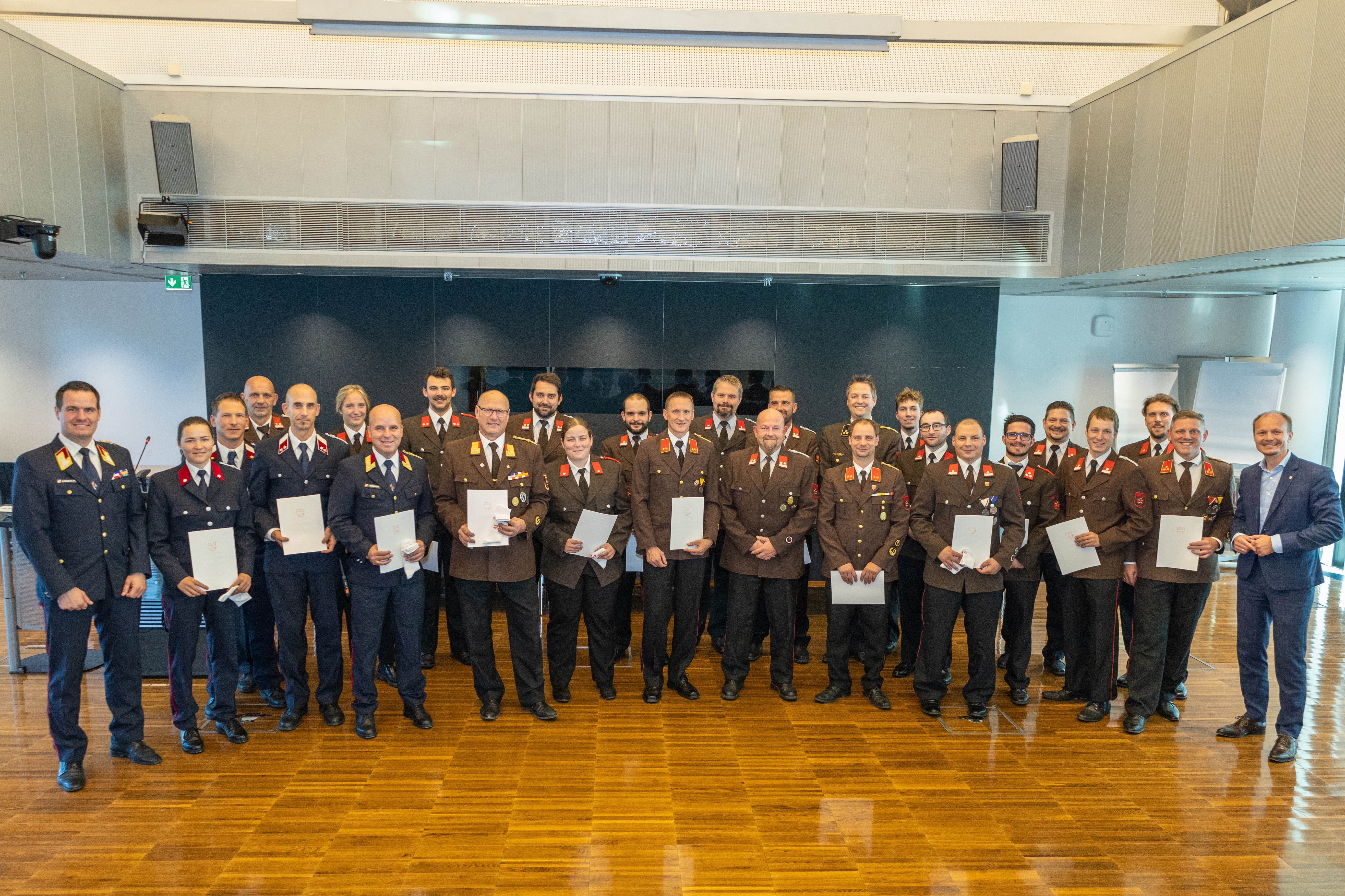 Bürgermeister Johannes Anzengruber (r.), Branddirektor Helmut Hager (l.) und Bezirks-Feuerwehrkommandant Gerhard Mayregger (9. v. l.) ehrten die Feuerwehrleute für ihren Einsatz im Zuge der Hochwasserkatastrophe in Niederösterreich.