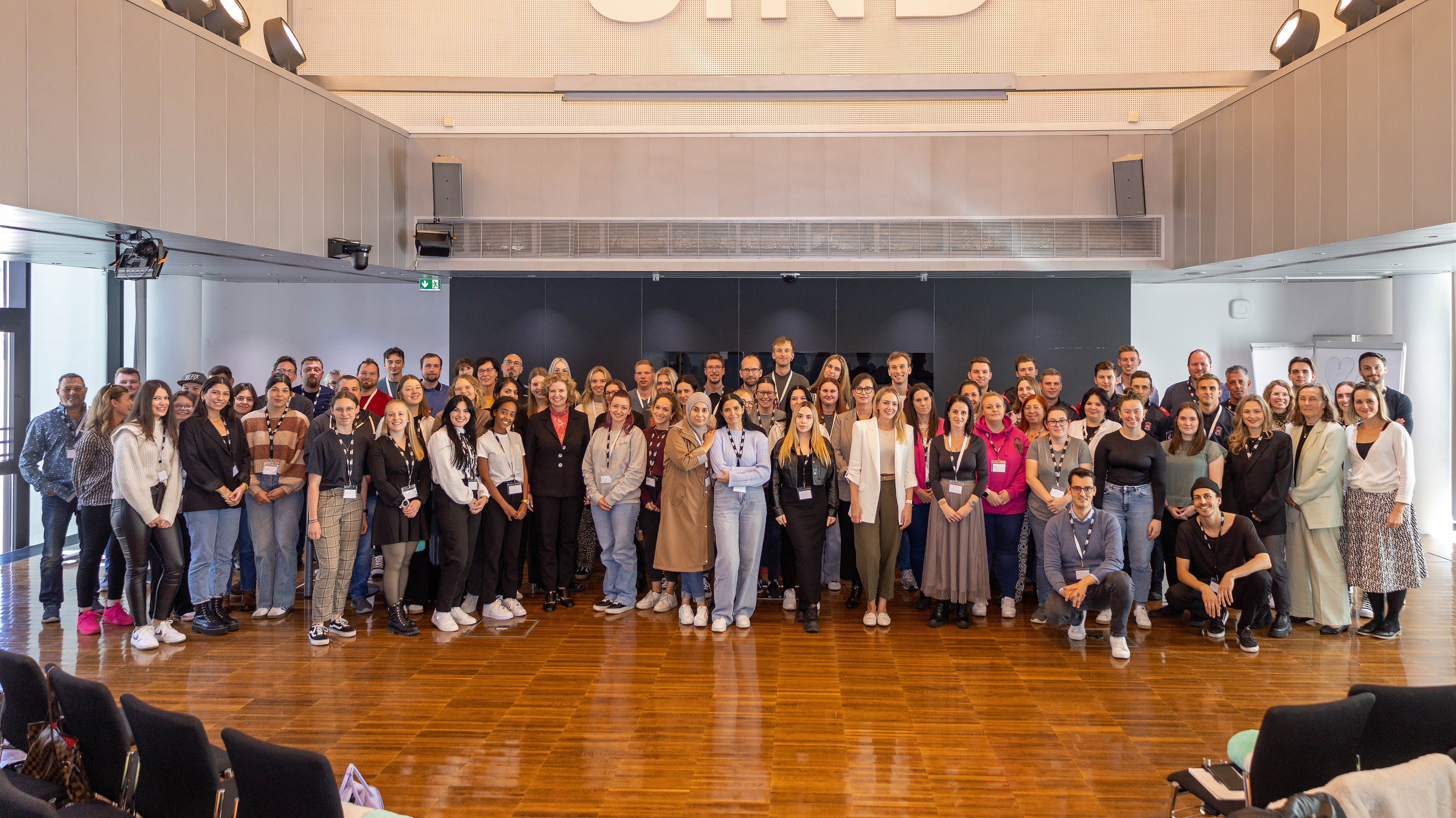 Willkommen im Stadtmagistrat: Neue MitarbeiterInnen erhalten einen herzlichen Empfang bei der regelmäßig stattfindenden Willkommensveranstaltung. Hier hatten die Neuankömmlinge die Gelegenheit, die Abläufe im Magistrat, wie auch die Magistratsdirektorin Gabriele Herlitschka, Personalamtsleiterin Milka Peraic-Rasic und die Obfrau der ZPV/Personalvertretung, Sabine Steffan, kennenzulernen. Als kleines Einstandsgeschenk erhielten die neuen MitarbeiterInnen passend zur Jahreszeit Handtücher in herbstlichen Farben.