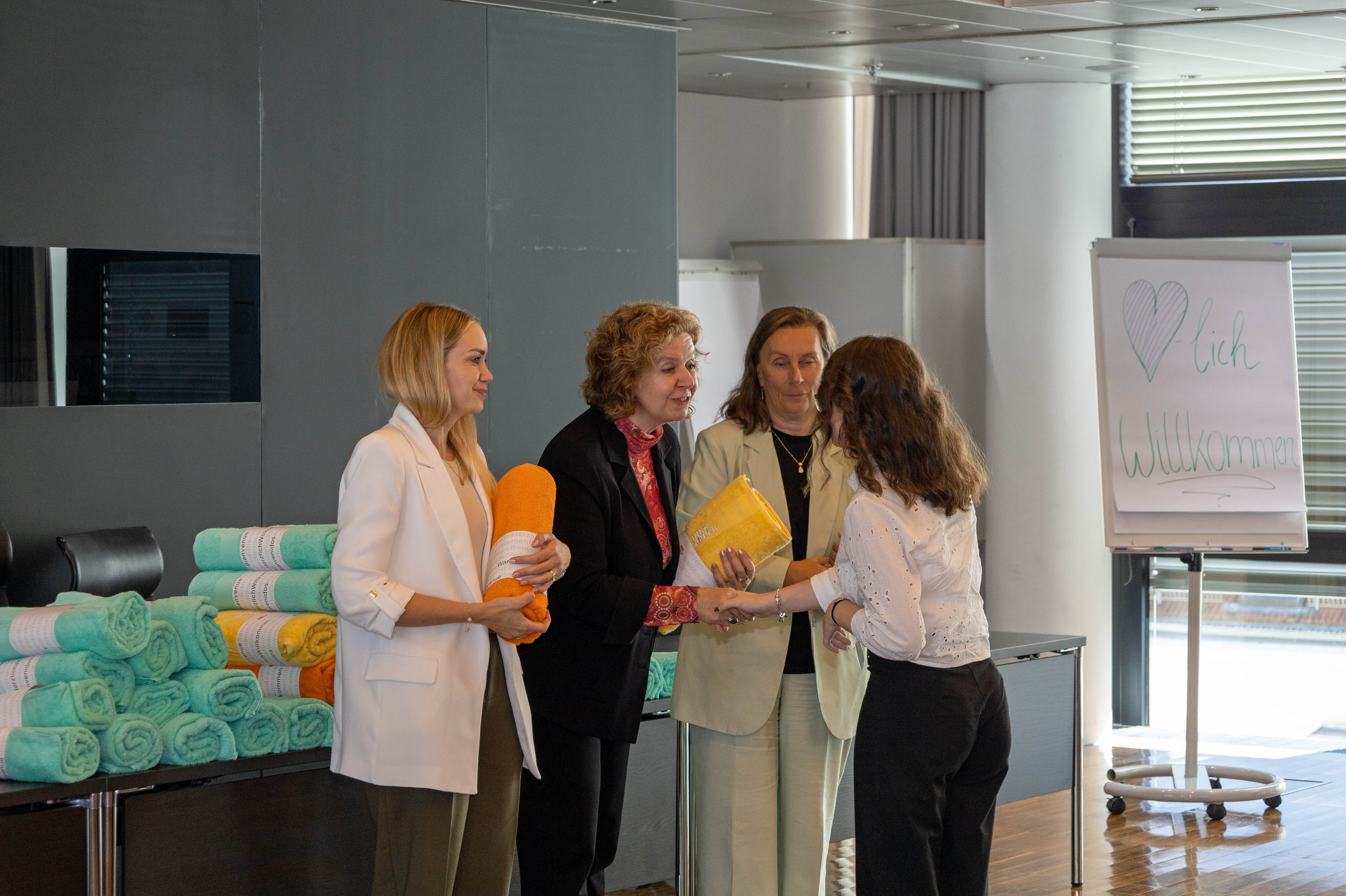 Willkommen im Stadtmagistrat: Neue MitarbeiterInnen erhalten einen herzlichen Empfang bei der regelmäßig stattfindenden Willkommensveranstaltung. Hier hatten die Neuankömmlinge die Gelegenheit, die Abläufe im Magistrat, wie auch die Magistratsdirektorin Gabriele Herlitschka, Personalamtsleiterin Milka Peraic-Rasic und die Obfrau der ZPV/Personalvertretung, Sabine Steffan, kennenzulernen. Als kleines Einstandsgeschenk erhielten die neuen MitarbeiterInnen passend zur Jahreszeit Handtücher in herbstlichen Farben.