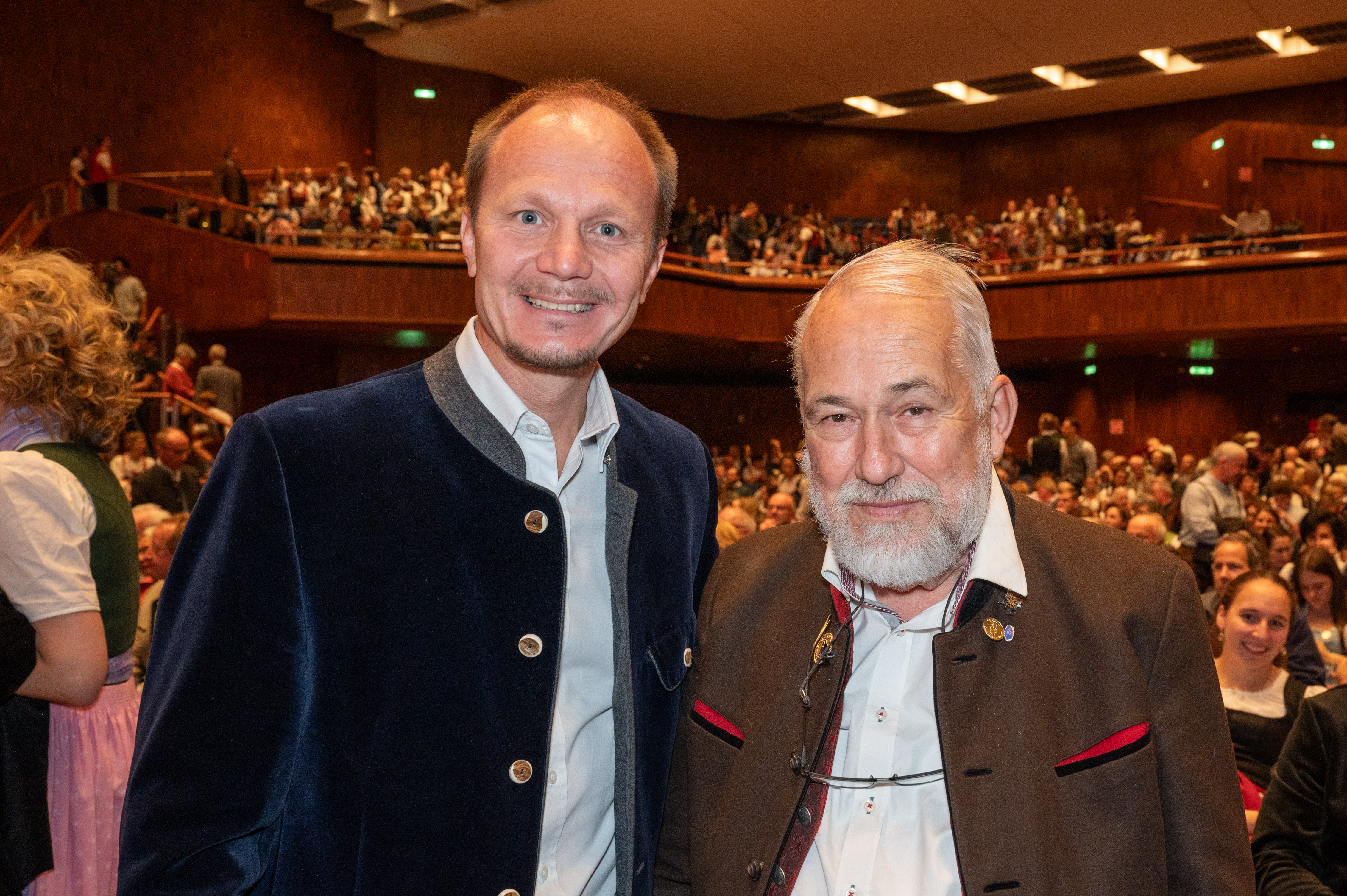 Seit 50 Jahren findet der Alpenländischen Volksmusikwettbewerb in Innsbruck statt. Vergangenes Wochenende war es wieder soweit. MusikantInnen aus dem gesamten Alpenraum brachten Innsbruck zum Klingen. Vom 24. bis 27. Oktober war Innsbruck wieder die Hauptstadt der Alpen in Sachen Volksmusik. 

Alle zwei Jahre treffen sich mehr als 700 junge MusikantInnen und SängerInnen aus vier Ländern – Österreich, Bayern, Südtirol und der Schweiz – um beim wichtigsten internationalen Musikwettbewerb für alpenländische Volksmusik in Europa, dem 25. Alpenländischen Volksmusikwettbewerb (Herma Haselsteiner-Preis), ihr Können zu präsentieren. Beim abschließenden Festabend überreichte Hans Peter Haselsteiner die begehrten Herma-Haselsteiner-Preise.
Diese gingen heuer an die Familienmusik Eßl aus Salzburg, die Geschwister Strasser und die Saitenstraßen Musi aus Bayern, an die Gesangsgruppe Glanschlzwüllinge aus Kärnten, die Gesangssolistin Daria Occhini aus der Schweiz und an die Hackbrettmusig der Landesmusikschule Kitzbühel. Untertags musizierten hunderte VolksmusikantInnen in der Innsbrucker Altstadt und im Congress. 

Der Obmann des Tiroler Volksmusikvereins Peter Margreiter freute sich über den enormen Besucherandrang: „Dass dieses einzigartige Volksmusikfest auch nach 50 Jahren so eine riesige Anziehungskraft ausstrahlt, macht uns als Veranstalter sehr stolz und wir freuen uns die lebendige Kulturlandschaft Innsbrucks mit erlesener Volksmusik bereichern zu dürfen.“ Nach Ende des offiziellen Festabends wurde natürlich noch lange in die Nacht hinein gefeiert und musiziert. Unter den Gästen waren unter anderem Unterstützer und Kulturmäzen Hans Peter Haselsteiner mit seiner Frau Ulli, Landeshauptmann Anton Mattle, LH-Stellv. Josef Geisler, der Bürgermeister der Stadt Innsbruck, Johannes Anzengruber sowie Bischofsvikar Probst Jakob Bürgler.