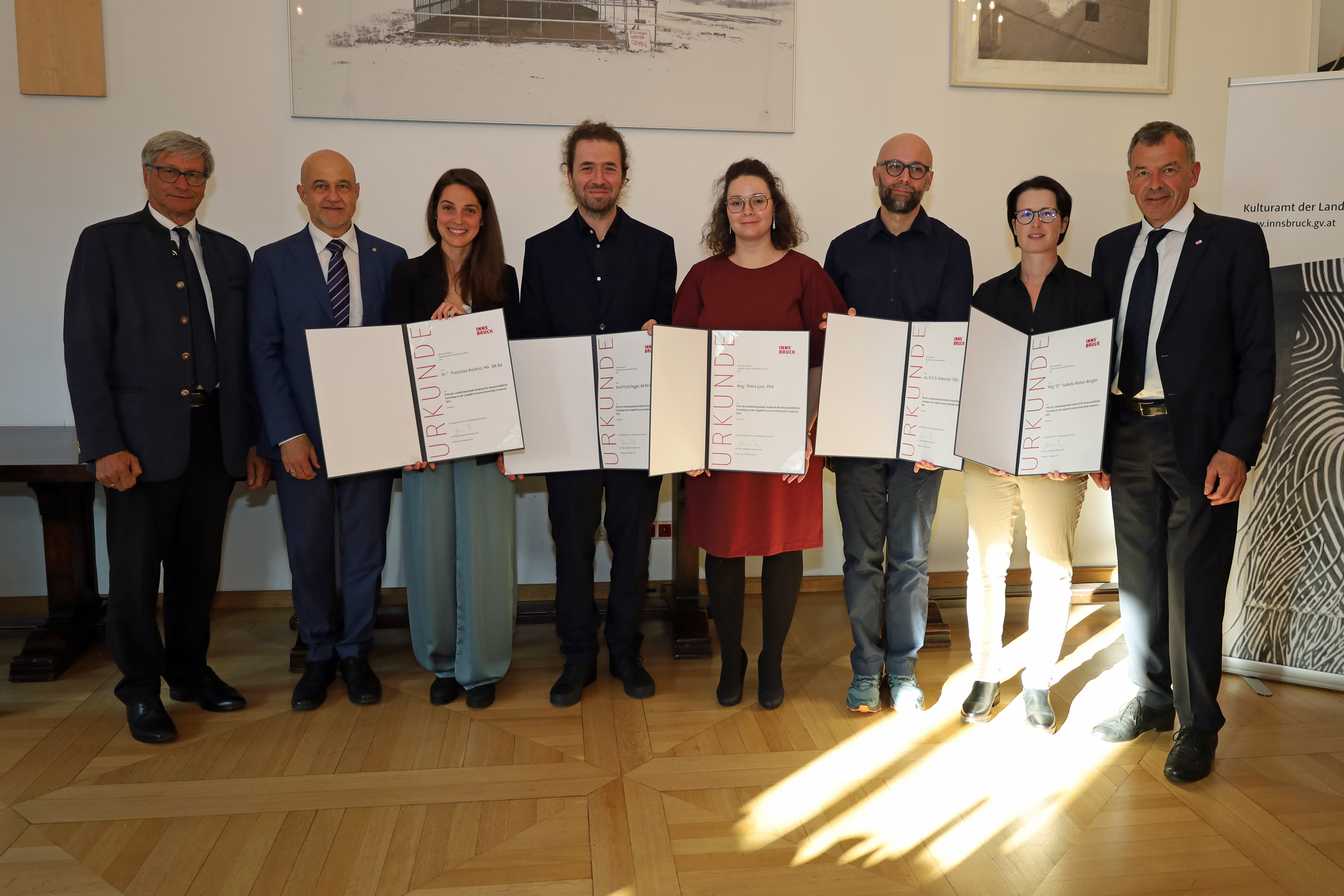 Vizebürgermeister Georg Willi (r.) gratulierte gemeinsam mit Gregor Weihs (Vizerektor für Forschung, 2.v.l.) und Reinhard Schretter (Vorsitzender des Universitätsrates, l.) den NachwuchsforscherInnen Franziska Niedrist, David Furtschegger, Petra Juen, Aleksandar Trklja und Isabella Walser-Bürgler (v.l.n.r.) zum „Preis der Landeshauptstadt Innsbruck für wissenschaftliche Forschung 2024“.