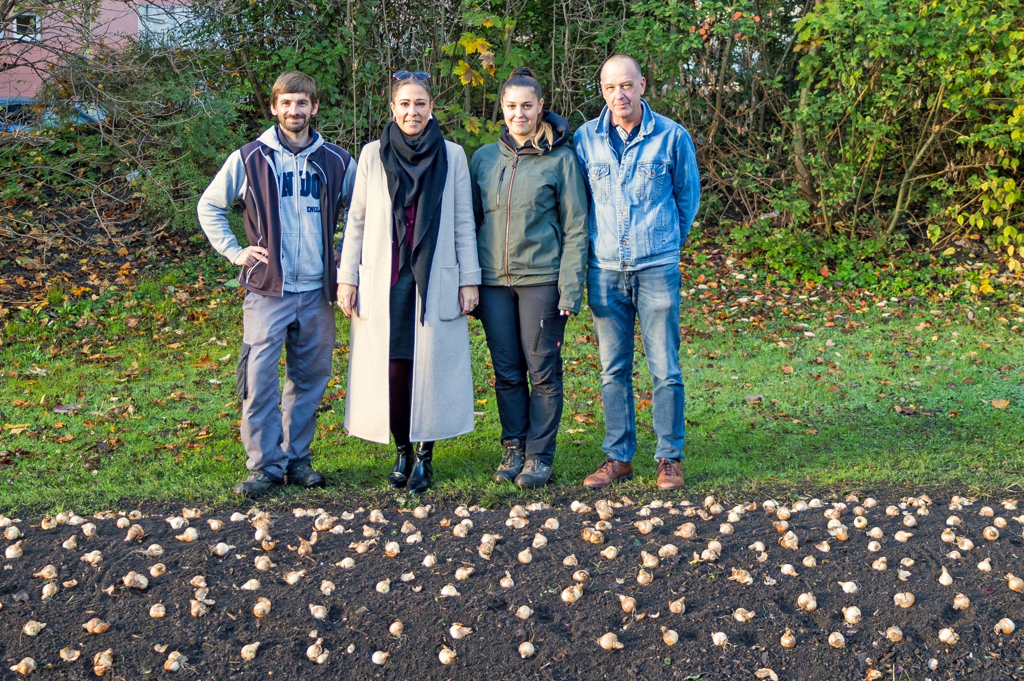 Stadträtin Mariella Lutz (2.v.l.) freut sich mit  (v.l.n.r.) Daniel Obermair, Sandra Mair und Robert Mair aus dem Grünanlagen-Team auf einen bunten Frühling.