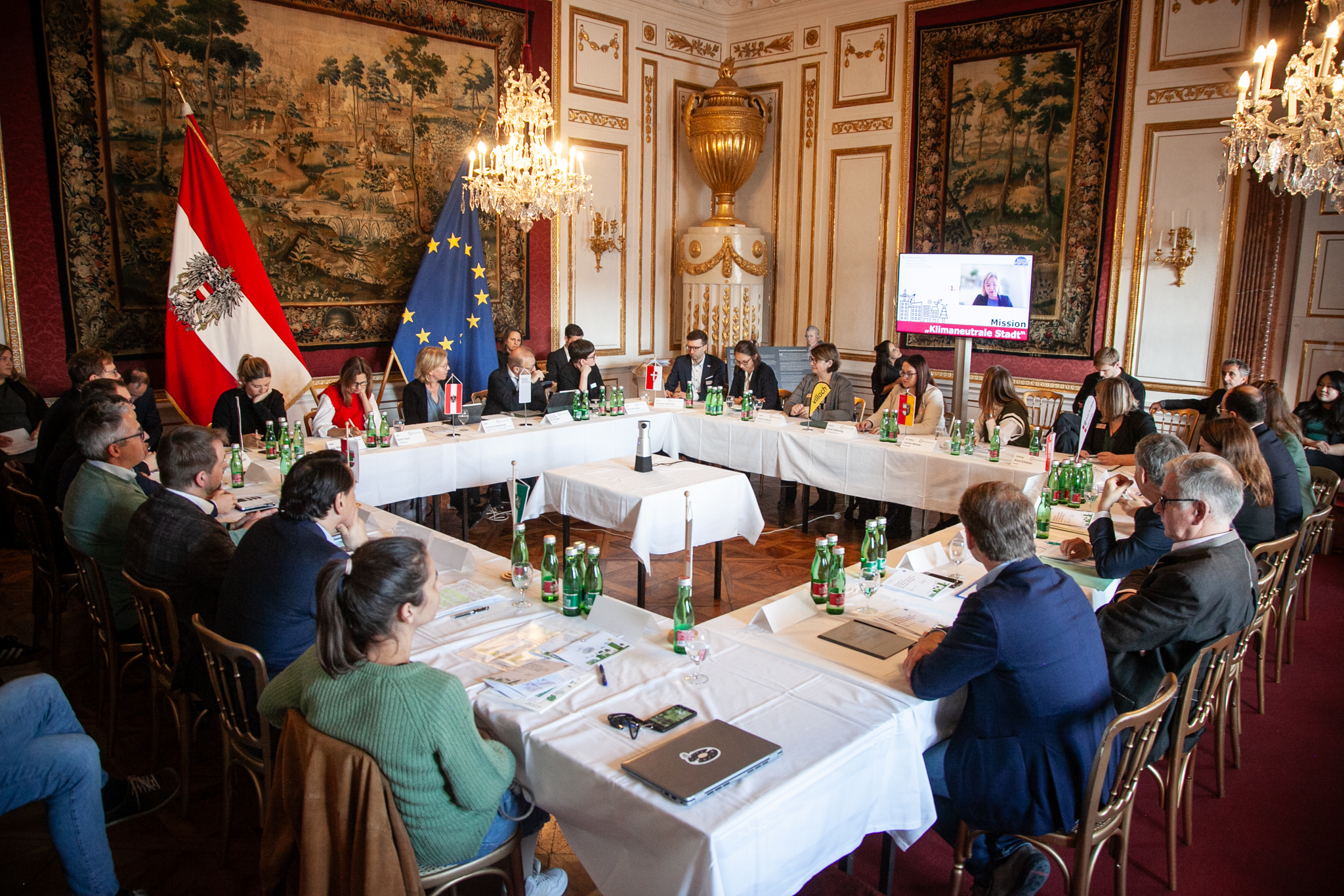 Am Montag, den 21. Oktober 2024, trafen sich 35 österreichische Pionierstädte in Salzburg zum Dialogforum „Klimaneutrale Stadt“, darunter auch Stadträtin Janine Bex und weitere VertreterInnen der Stadt Innsbruck. Die Mission „Klimaneutrale Stadt“ unterstützt Städte und Kommunen dabei, durch Forschung und Entwicklung schneller klimaneutral zu werden. Das Know-how und die Strategien und Maßnahmen, die zur Erreichung der Klima- und Energieziele beitragen, werden mit anderen Städten ausgetauscht und gefördert. Die Städte werden dabei vom Klimaschutzministerium (BMK) und dem Klima- und Energiefonds unterstützt.