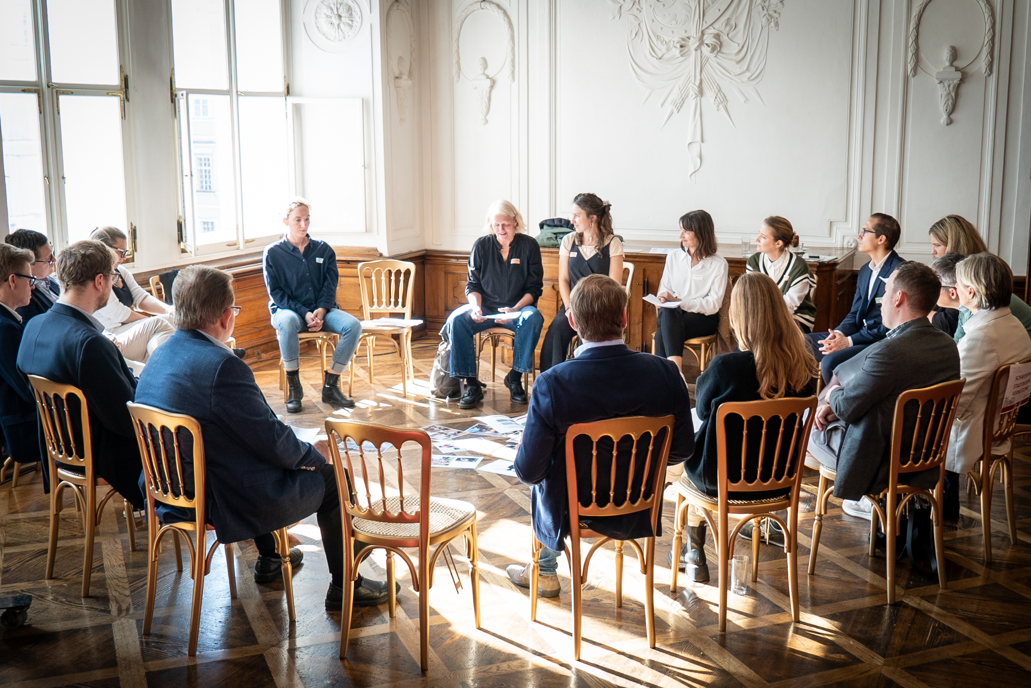 Am Montag, den 21. Oktober 2024, trafen sich 35 österreichische Pionierstädte in Salzburg zum Dialogforum „Klimaneutrale Stadt“, darunter auch Stadträtin Janine Bex und weitere VertreterInnen der Stadt Innsbruck. Die Mission „Klimaneutrale Stadt“ unterstützt Städte und Kommunen dabei, durch Forschung und Entwicklung schneller klimaneutral zu werden. Das Know-how und die Strategien und Maßnahmen, die zur Erreichung der Klima- und Energieziele beitragen, werden mit anderen Städten ausgetauscht und gefördert. Die Städte werden dabei vom Klimaschutzministerium (BMK) und dem Klima- und Energiefonds unterstützt.