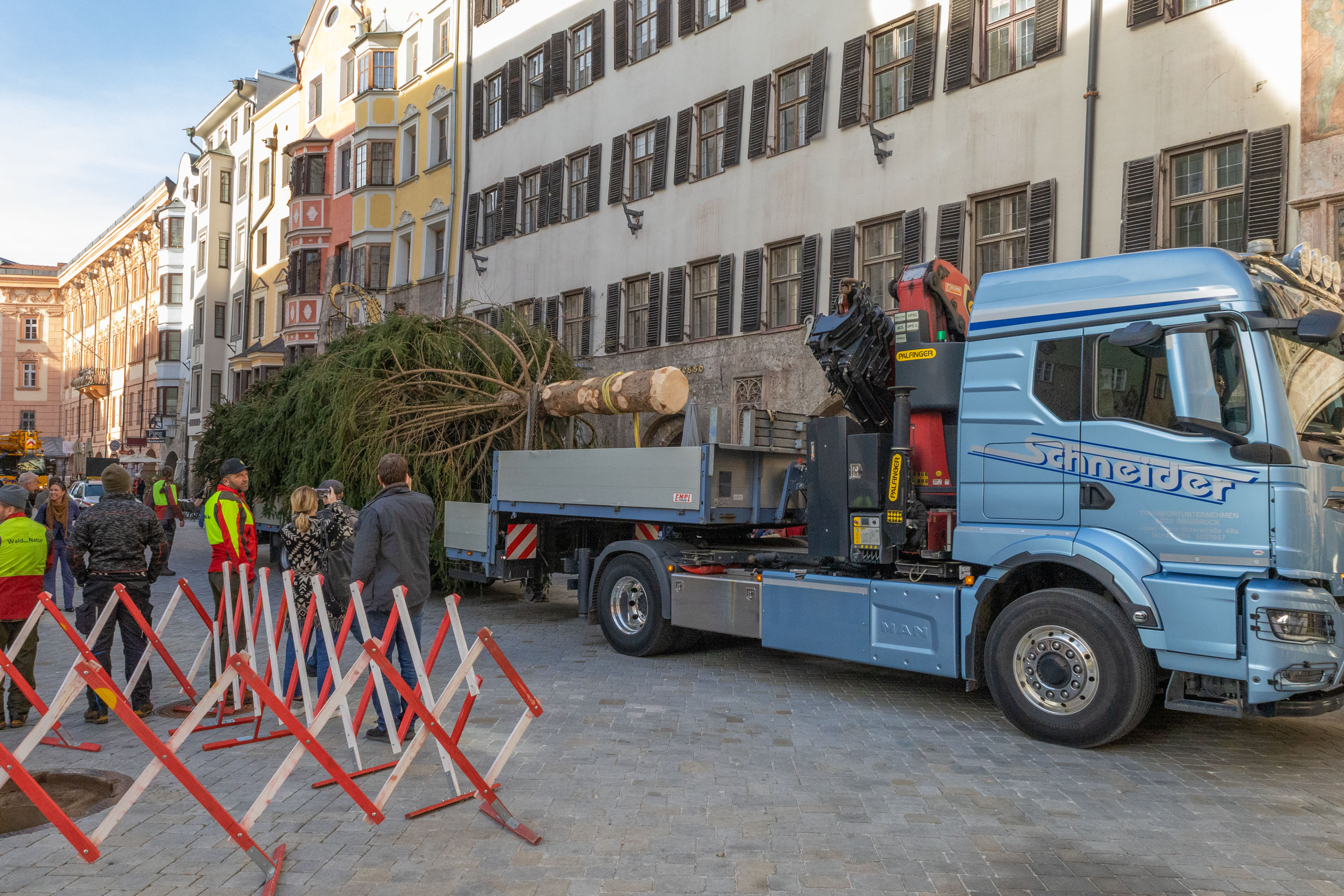 Die Innsbrucker Christbaum wird angeliefert.