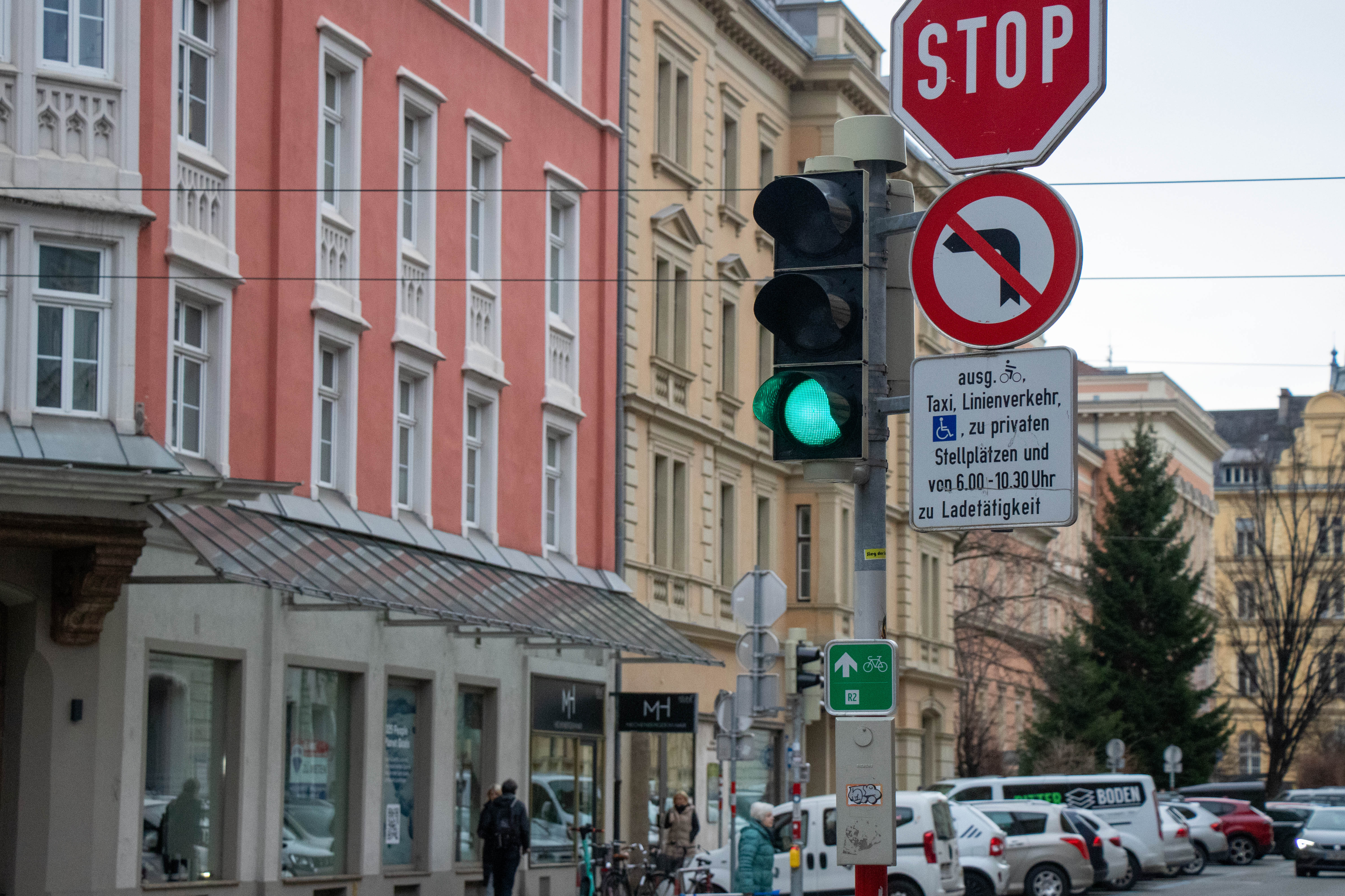 Eine spezielle Anti-Sticker-Beschichtung erschwert künftig das Anbringen von Aufklebern auf Straßenschildern und sorgt so für klare Sicht und erhöhte Sicherheit.