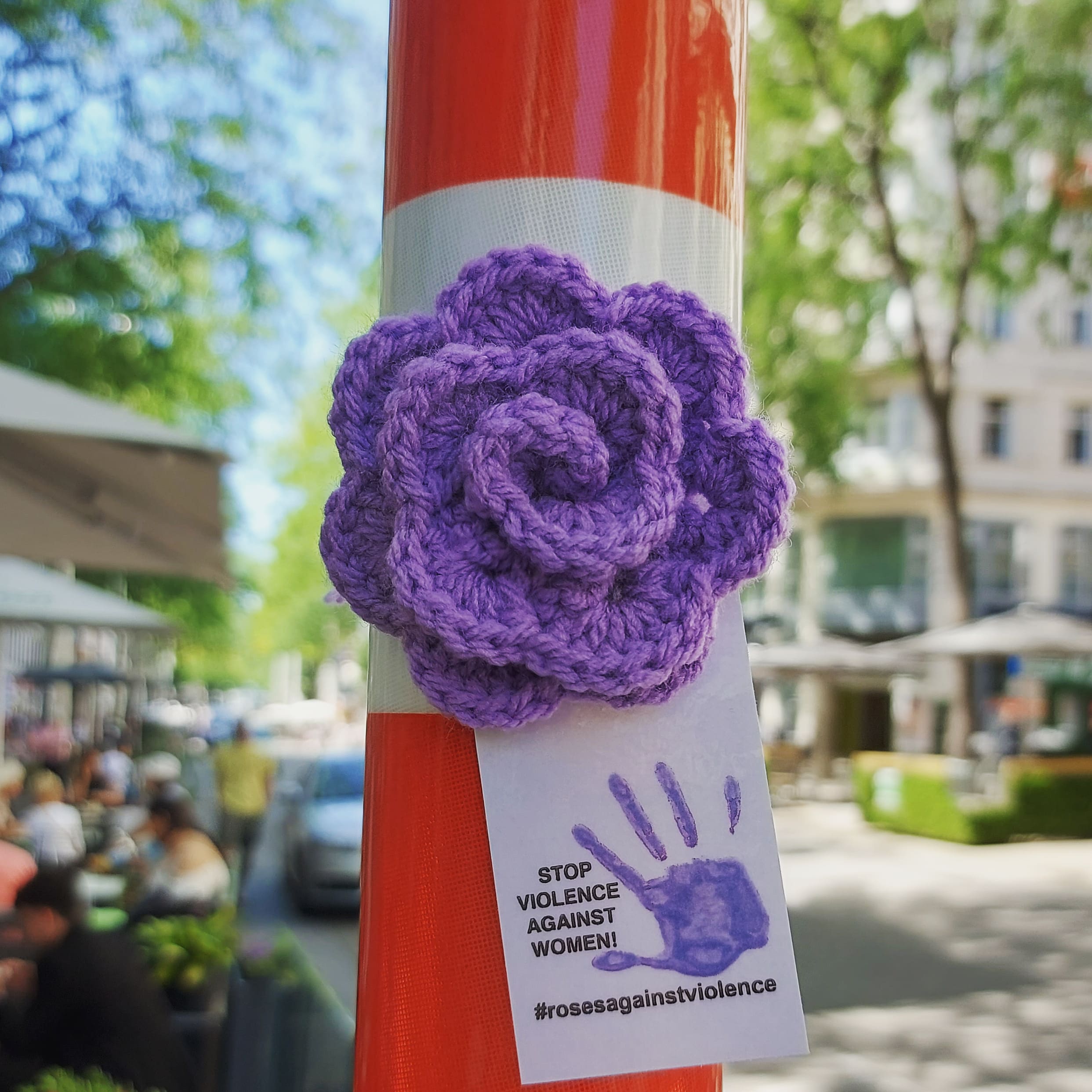 „Roses against violence“: Am 22. November werden in der Stadtbibliothek Innsbruck lila Rosen als Zeichen gegen Gewalt an Frauen gehäkelt, die anschließend im öffentlichen Raum verteilt werden.