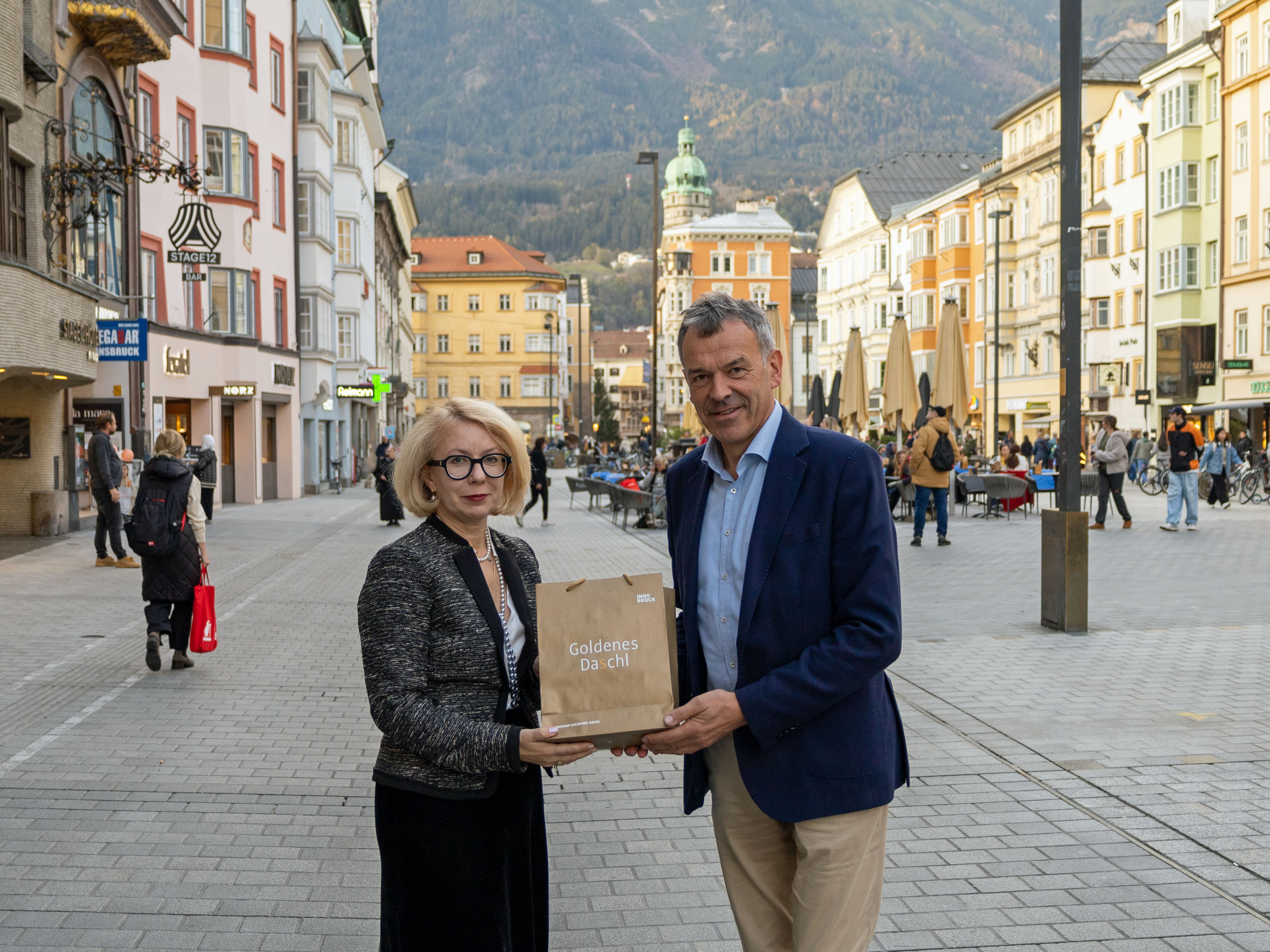 Laba diena! Ihre Exzellenz, Frau Botschafterin Lina Rukštelienė stattete der Stadt Innsbruck einen Besuch ab, wo sie vom für Außenbeziehungen zuständigen Vizebürgermeister Georg Willi herzlich empfangen wurde. Lina Rukštelienė ist seit 2022 als Botschafterin der Republik Litauen in Österreich, der Slowakei, Slowenien und Liechtenstein tätig. Im Zuge ihres Besuchs in Innsbruck fand ein Austausch mit Vizebürgermeister Willi sowie MitarbeiterInnen der Stadtverwaltung statt, bei dem über gemeinsame Projekte und Kooperationen gesprochen wurde.