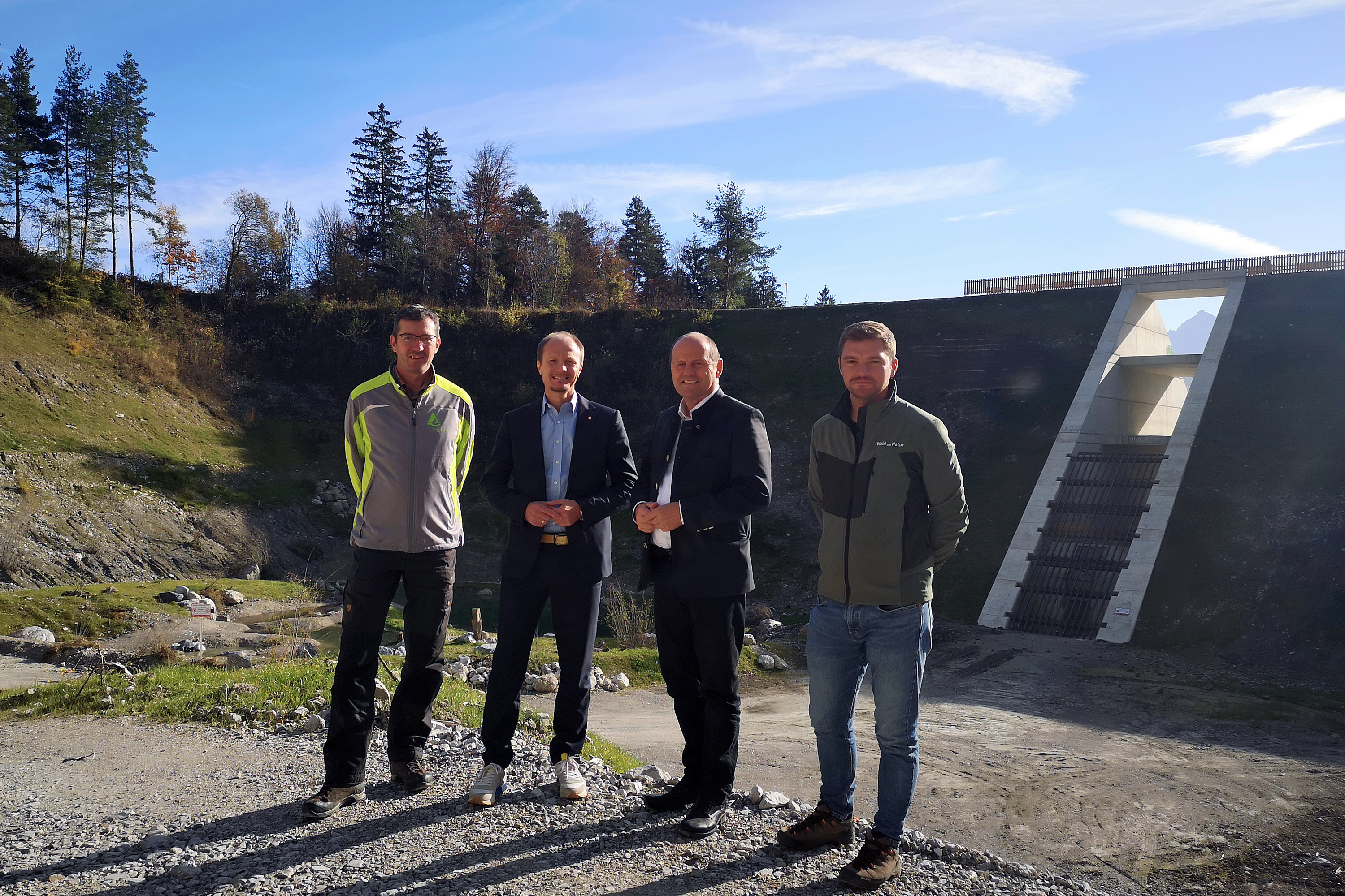 Landeshauptmann-Stellvertreter Josef Geisler (2. v. r.), Bürgermeister Johannes Anzengruber (2. v. l.), Gebhard Walter (l., Sektionsleiter der Wildbach- und Lawinenverbauung) sowie Matthias Stang (Amt für Wald und Natur) vor der sanierten Lawinenverbauung.