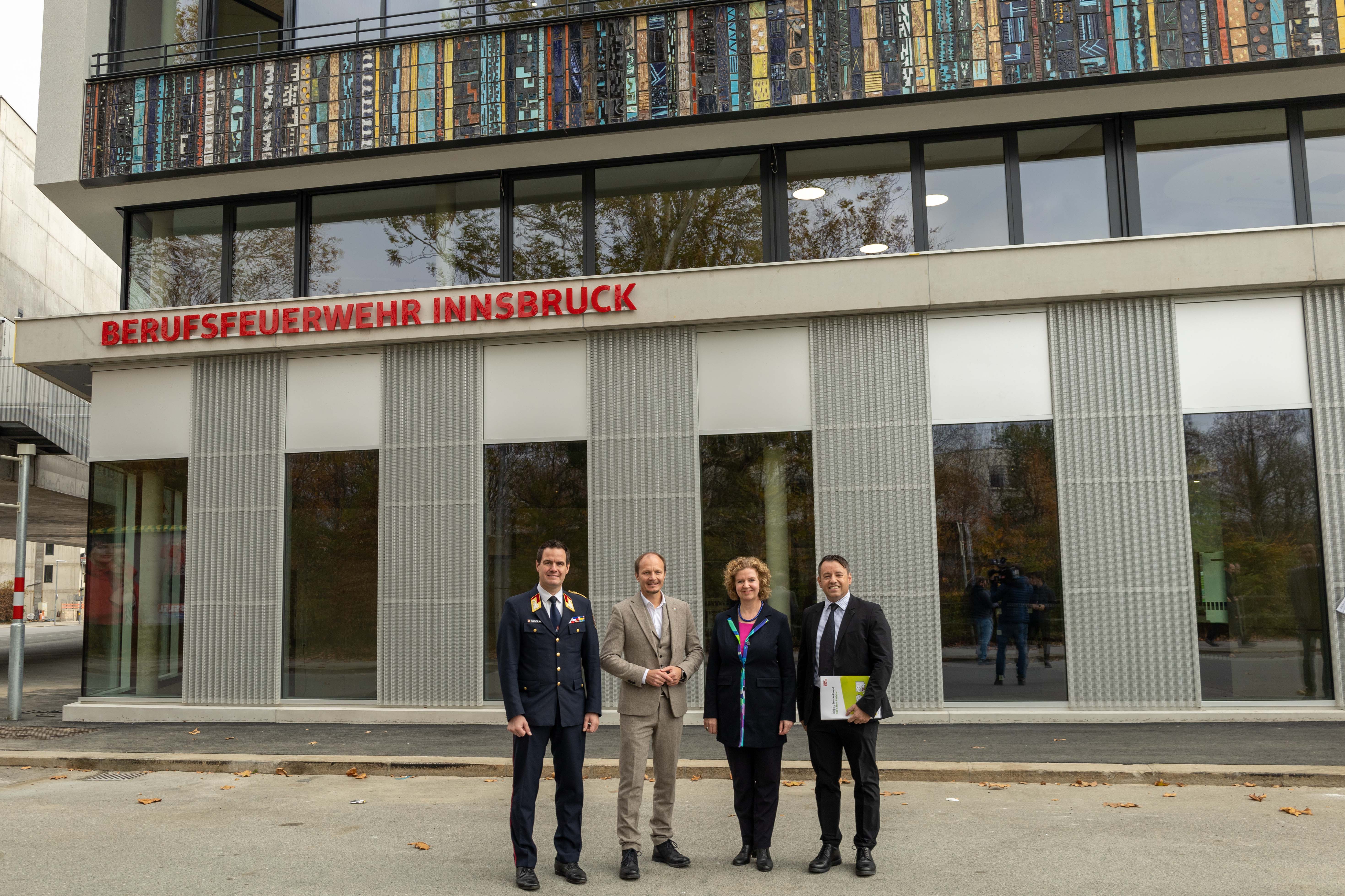 (v.l.n.r.) Branddirektor Helmut Hager, Bürgermeister Johannes Anzengruber, Magistratsdirektorin Gabriele Herlitschka und IIG-Geschäftsführer Franz Danler freuen sich über das bauliche Update für die Hauptfeuerwache.