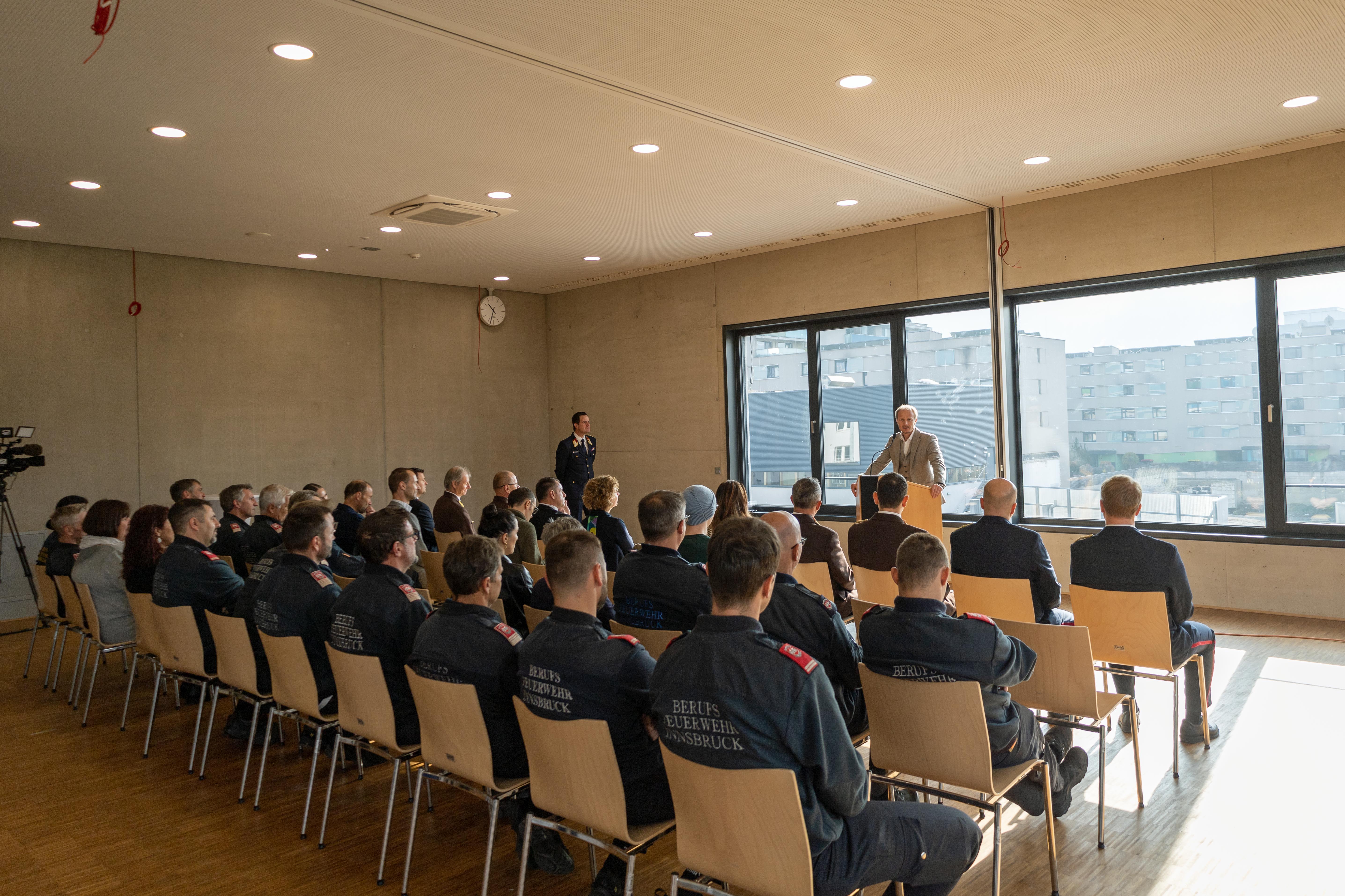 Die Übergabefeier fand im obersten Stockwerk des neuen Verwaltungsgebäudes statt.
