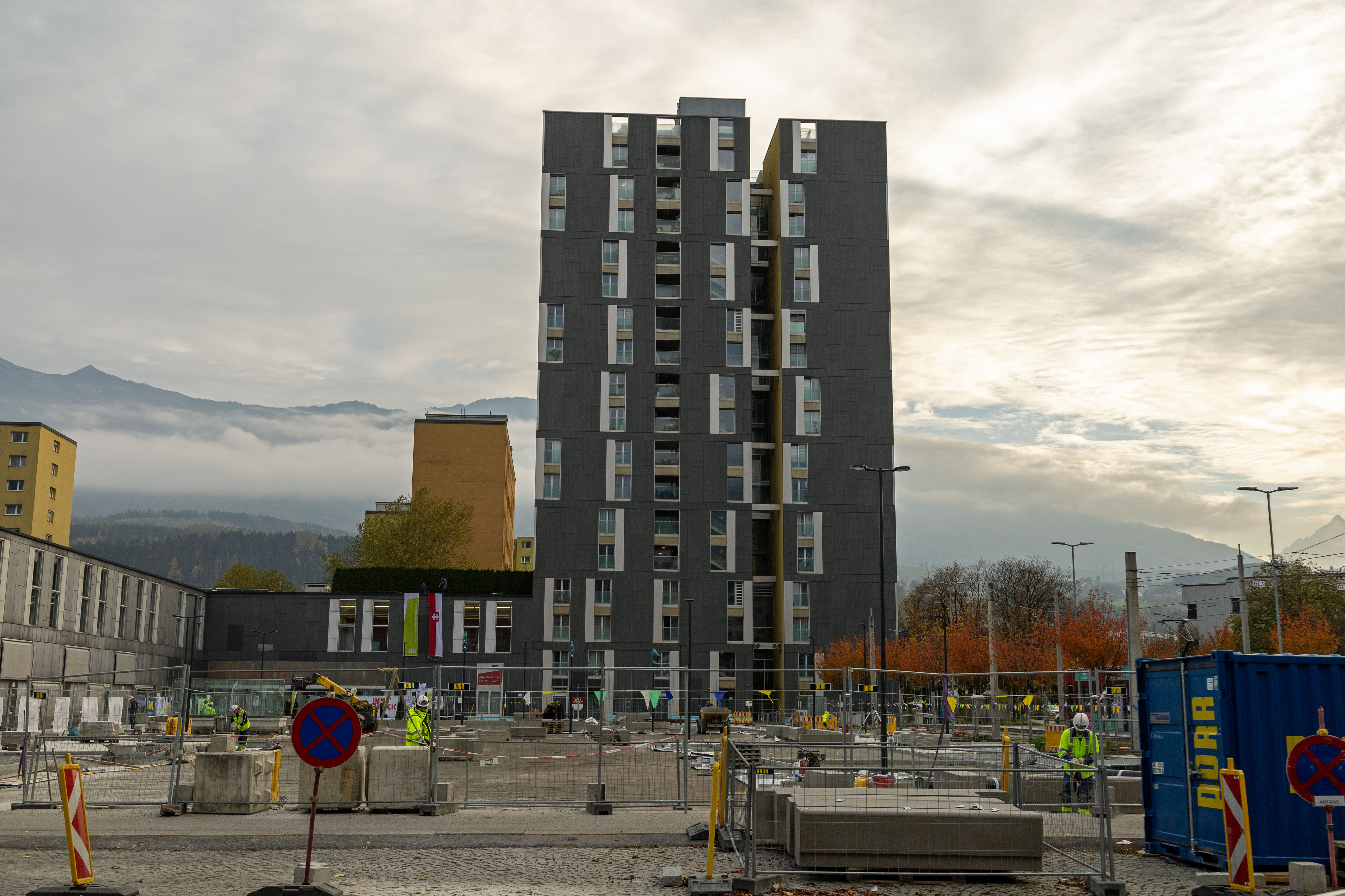 In der ersten Bauphase wurde die rund 4.100 Quadratmeter große Tiefgaragendecke, auf der sich der Platz befindet, saniert.