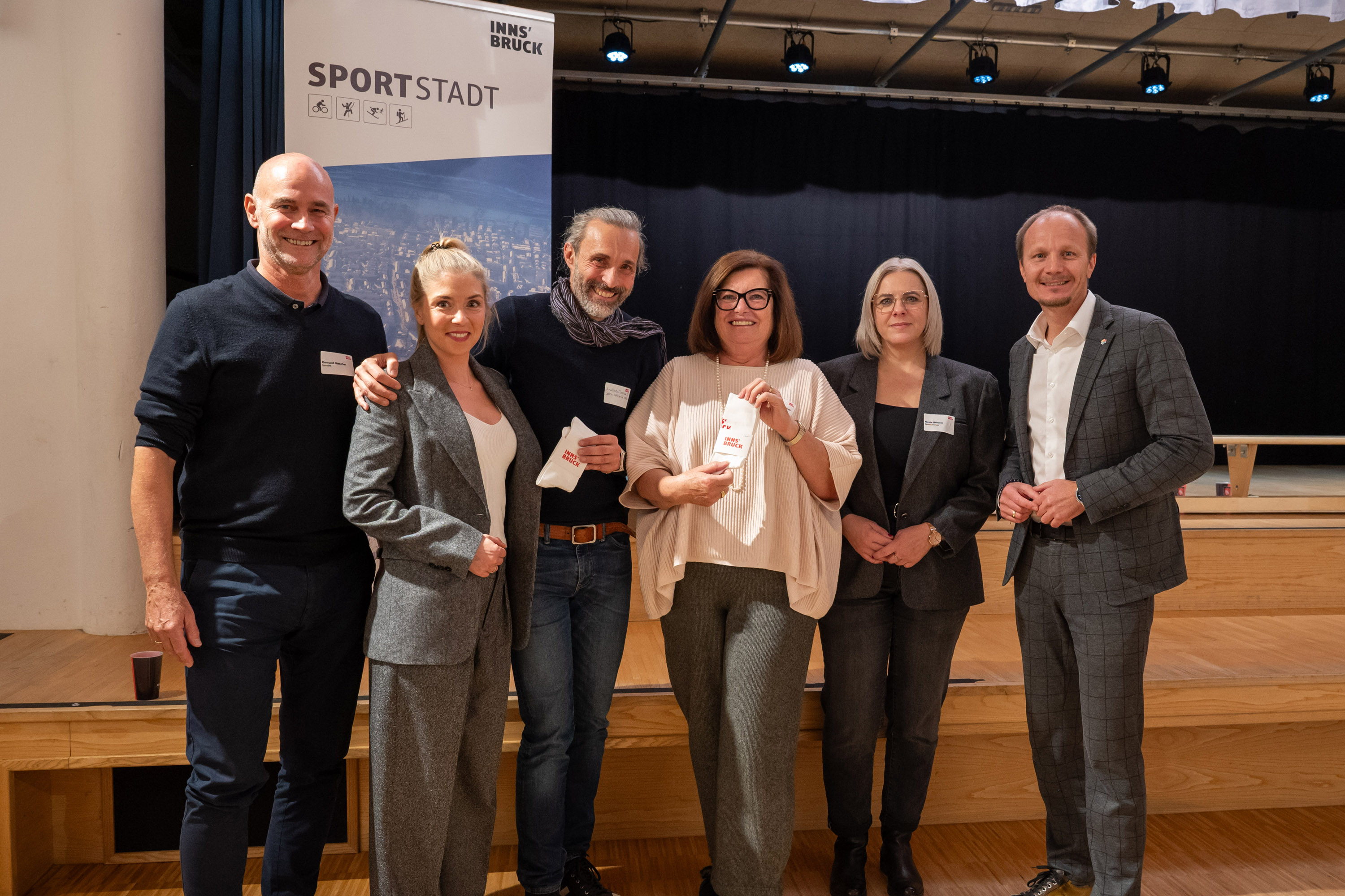 Ein Abend der Vernetzung: Romuald Niescher (Sportamtsleiter), Moderatorin Lisa Griesser (Büro Bürgermeister), Gemeinderat Andreas Tomaselli (Sportausschuss), Gemeinderätin Maria Magdalena Trinkl (Sportausschuss), Gemeinderätin Nicole Heinlein (Sportausschuss-Vorsitzende) und Bürgermeister Johannes Anzengruber.