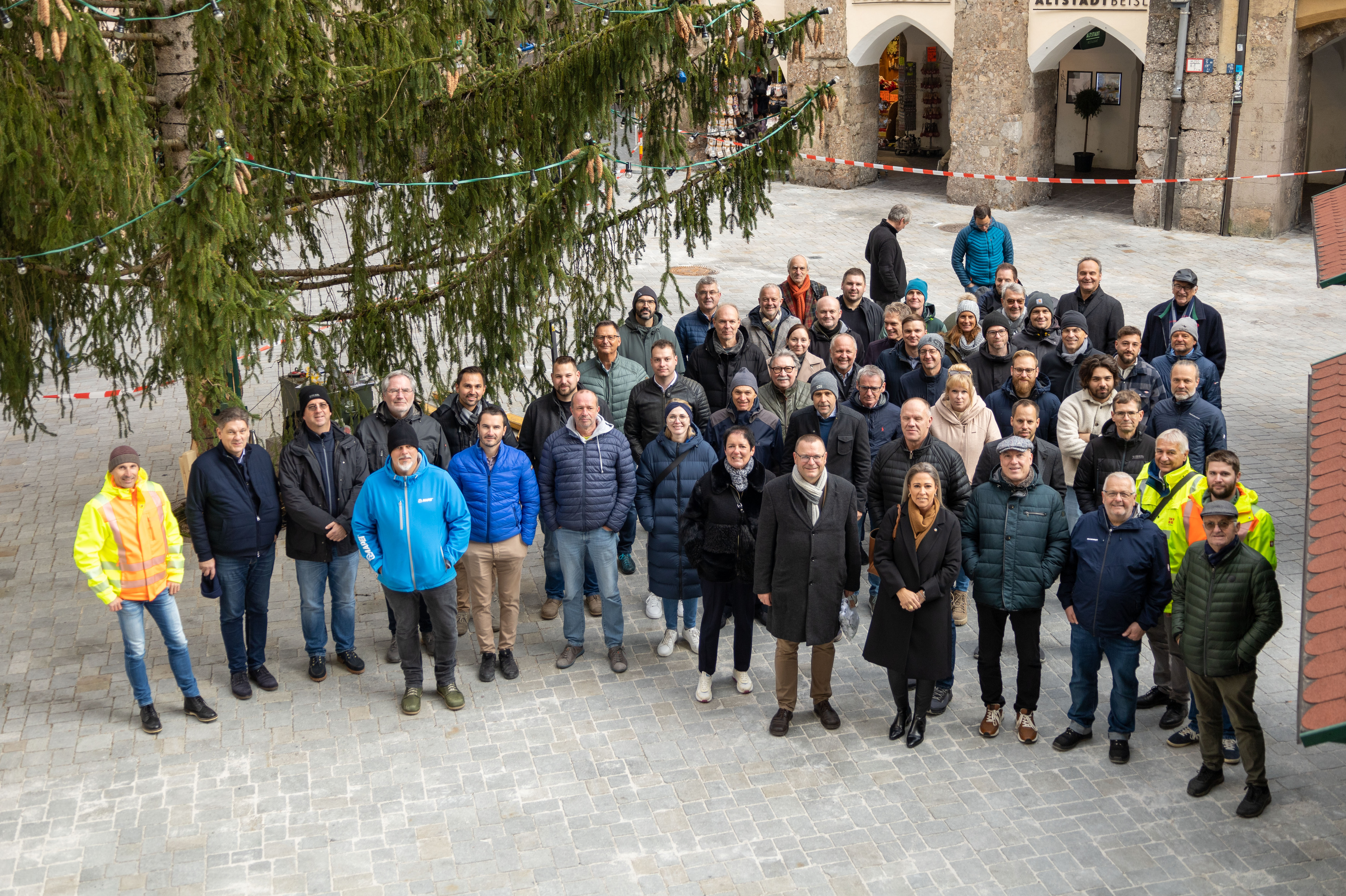 ExpertInnen des Pflasterwesens zu Gast in Innsbruck: Das Forum Qualitätspflaster hielt die jährliche Generalversammlung im Plenarsaal des Rathauses ab. Die Wahl auf Innsbruck als Tagungsort fiel dabei nicht zufällig: Aktuell wird die Innsbrucker Altstadt neu gepflastert, große Flächen sind bereits fertiggestellt, die von den rund 70 VertreterInnen des Pflasterwesens aus ganz Österreich begutachtet wurden. Das Forum Qualitätspflaster vereint die Landesinnungen des Pflasterhandwerks, die Ausführenden, Planenden, Produzenten von Natur- und Kunststeinen, den Baustoffhandel und Gemeinden aus dem gesamten Bundesgebiet.