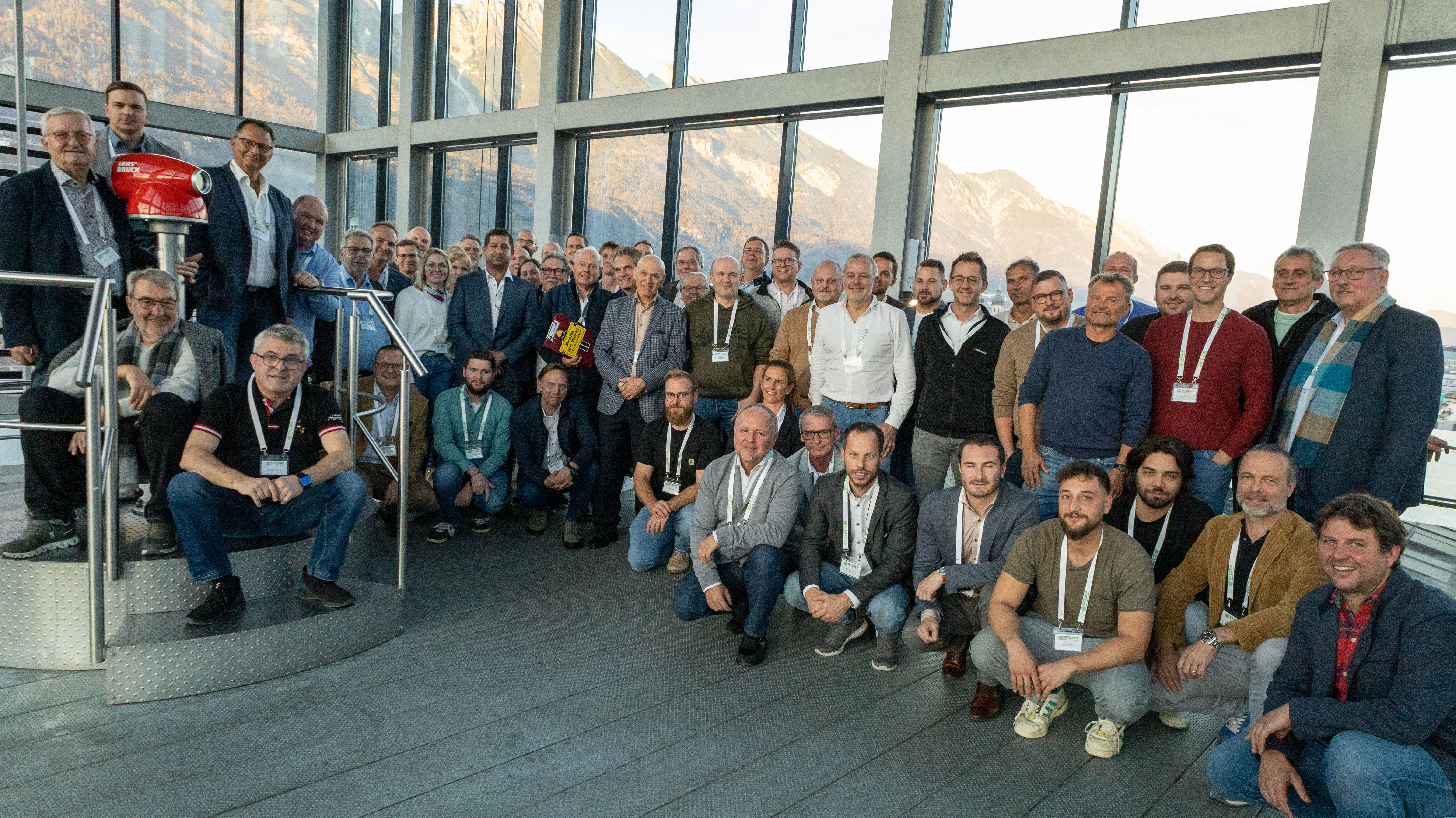 ExpertInnen des Pflasterwesens zu Gast in Innsbruck: Das Forum Qualitätspflaster hielt die jährliche Generalversammlung im Plenarsaal des Rathauses ab. Die Wahl auf Innsbruck als Tagungsort fiel dabei nicht zufällig: Aktuell wird die Innsbrucker Altstadt neu gepflastert, große Flächen sind bereits fertiggestellt, die von den rund 70 VertreterInnen des Pflasterwesens aus ganz Österreich begutachtet wurden. Das Forum Qualitätspflaster vereint die Landesinnungen des Pflasterhandwerks, die Ausführenden, Planenden, Produzenten von Natur- und Kunststeinen, den Baustoffhandel und Gemeinden aus dem gesamten Bundesgebiet.