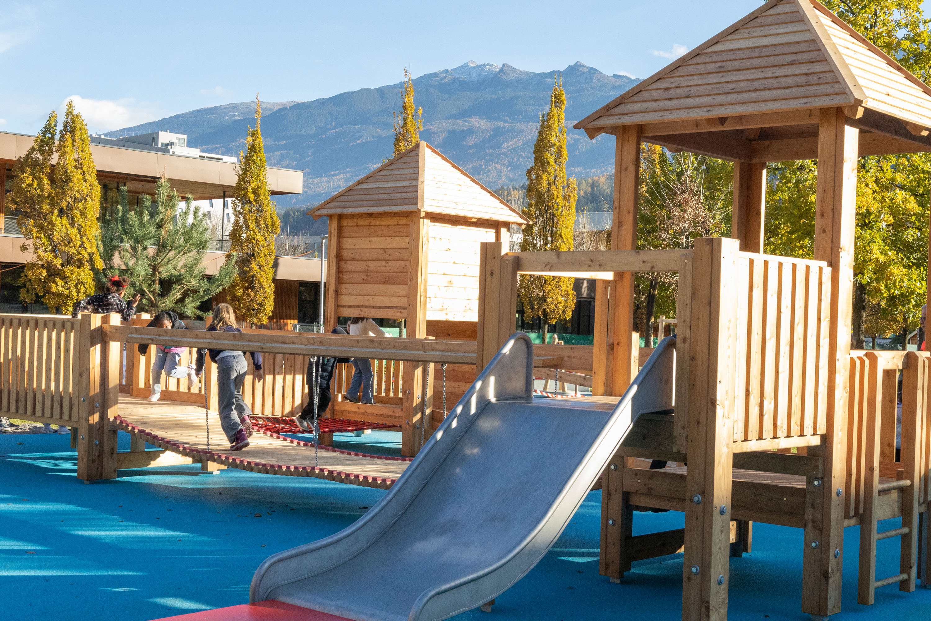 Bei der Eröffnung probieren die Kinder mit Freude die neue Turnkombination aus.