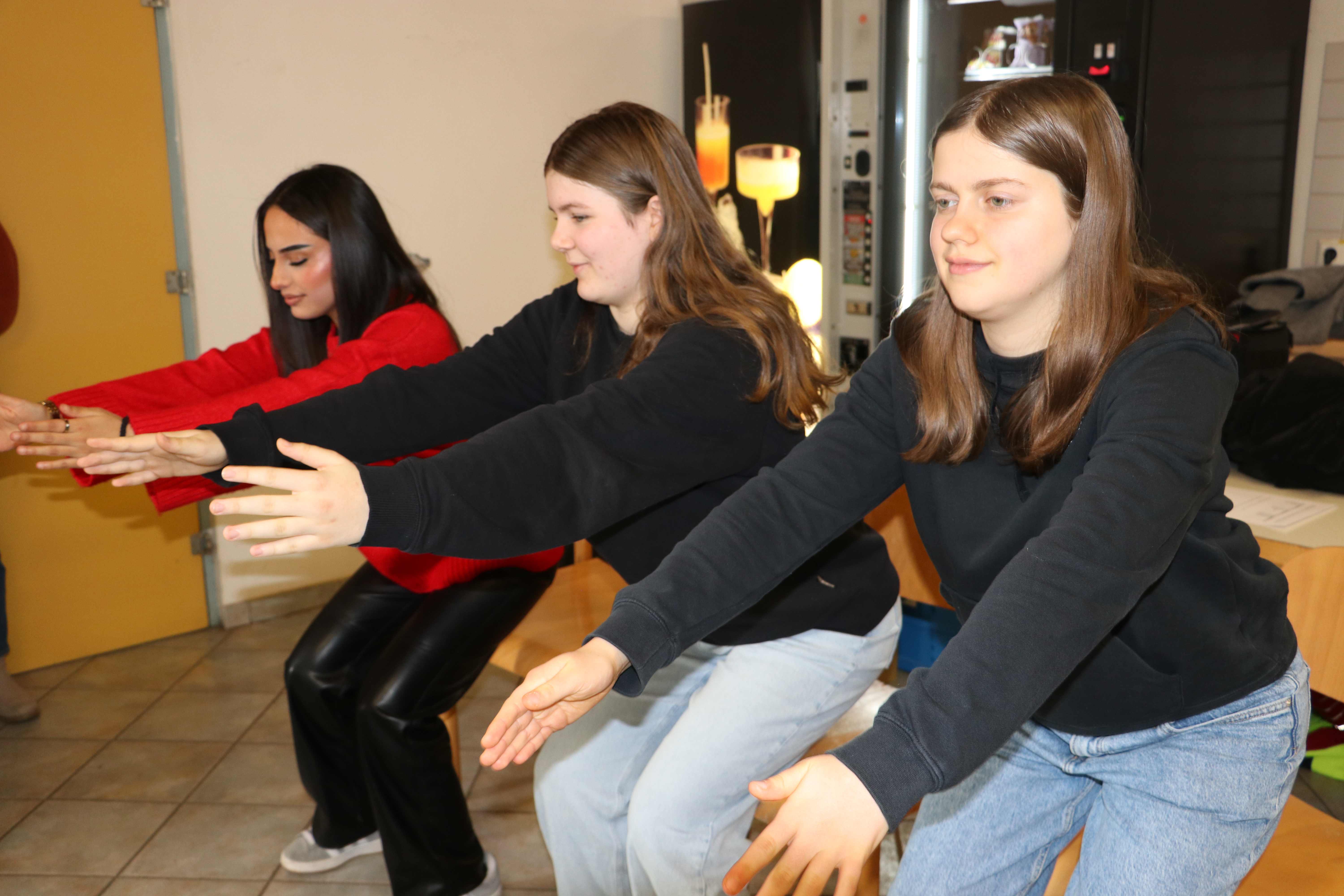 Die Allgemeine Unfallversicherungsanstalt (AUVA) hat ein neues Schulungskonzept für die Lehrlingsausbildung entwickelt, das am 12. November 2024 erstmals in Kooperation mit der Stadtgartenverwaltung der Stadt Innsbruck umgesetzt wurde. Ziel ist es, Sicherheit und Gesundheit am Arbeitsplatz für junge BerufseinsteigerInnen zu fördern, indem Inhalte gemeinsam von den Lehrbetrieben und AUVA-ExpertInnen gestaltet werden.

Zwölf Lehrlinge aus unterschiedlichen Ausbildungsberufen vom Lehrbetrieb der Stadt Innsbruck nahmen an dem Workshop teil, in dem sie unter Anleitung ihrer Lehrlingsausbilder sowie zweier AUVA-Expertinnen praxisnah und interaktiv in Unfallprävention, Ergonomie und Maschinensicherheit geschult wurden. 

Robert Mair, Koordinator der Lehrlingsausbilder der Stadtgartenverwaltung Innsbruck und Initiator der breit angelegten Veranstaltung, ist das Verständnis der Lehrlinge für die eigene Sicherheit besonders wichtig: „Mit der Verwendung der persönlichen Schutzausrüstung ist es wie in der Erziehung: Wenn man von klein auf lernt, dass bestimmte Dinge zu bestimmten Tätigkeiten dazugehören, machen wir es irgendwann ganz selbstverständlich. In unserem Betrieb haben wir alle eine Vorbildfunktion und bestärken uns gegenseitig beim sicheren Arbeiten.“