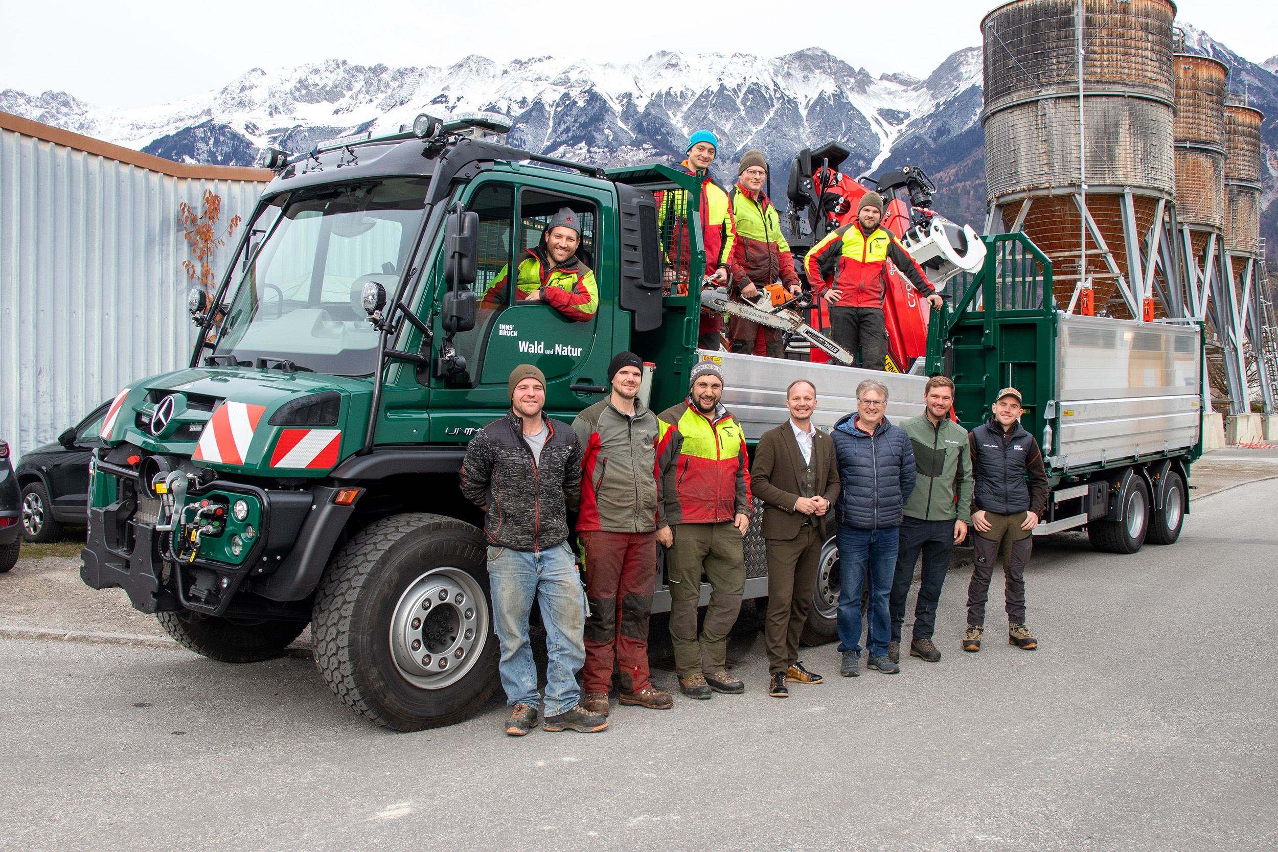Tolle Verstärkung: Bürgermeister Johannes Anzengruber und das Team des Amtes für Wald und Natur zeigen sich erfreut über den neuen Unimog.