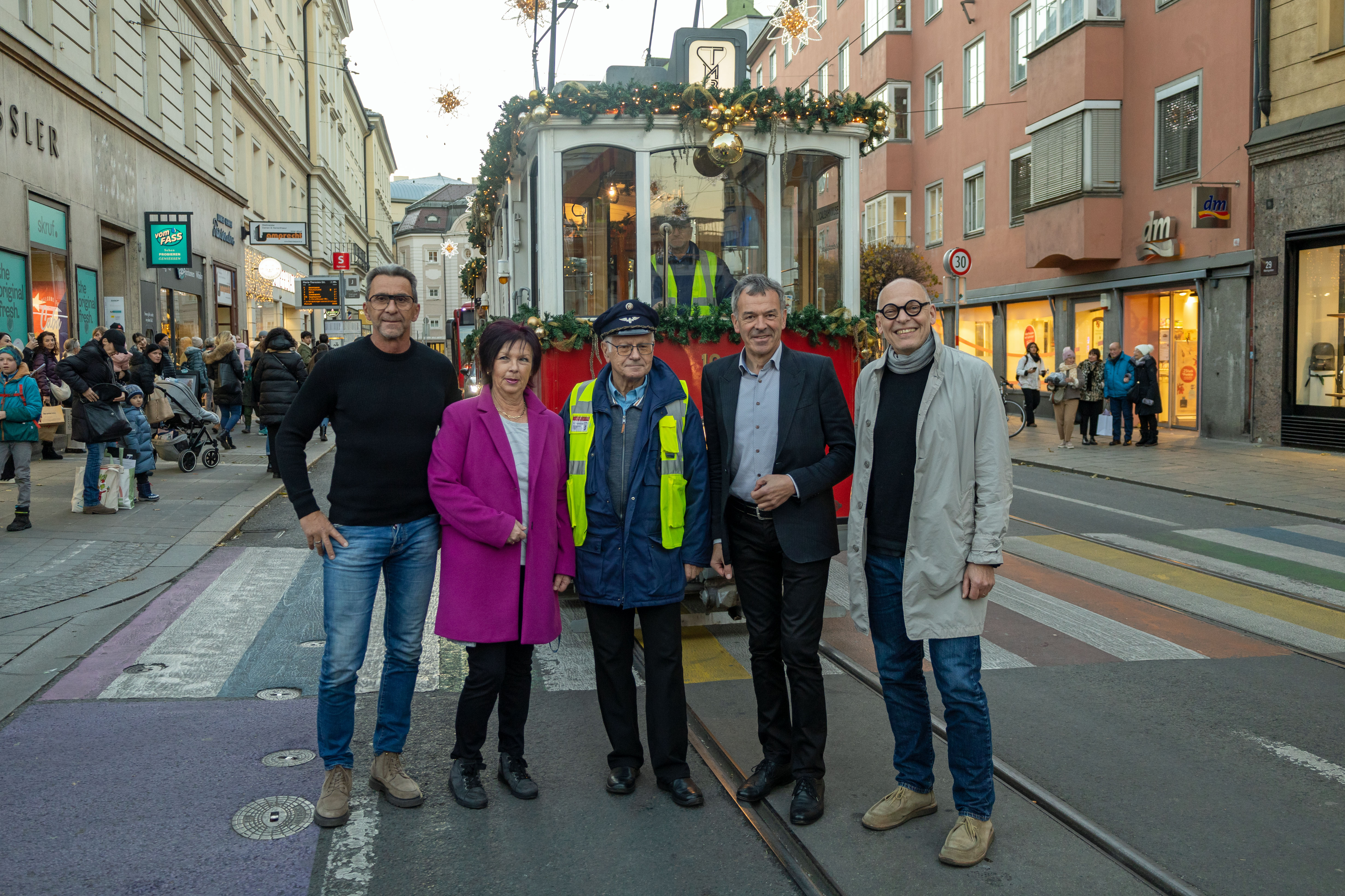 Vizebürgermeister Georg Willi (2.v.r.), IVB-Geschäftsführer Martin Baltes (r.), Referentin Uschi Klee (2.v.l.), Obmann Walter Pramstaller (Tiroler MuseumsBahnen, m.) und Christian Mark (Christkindlmarkt Marktplatz, l.) freuen sich auch heuer wieder auf besinnliche Fahrten mit der Innsbrucker Christkindlbahn.